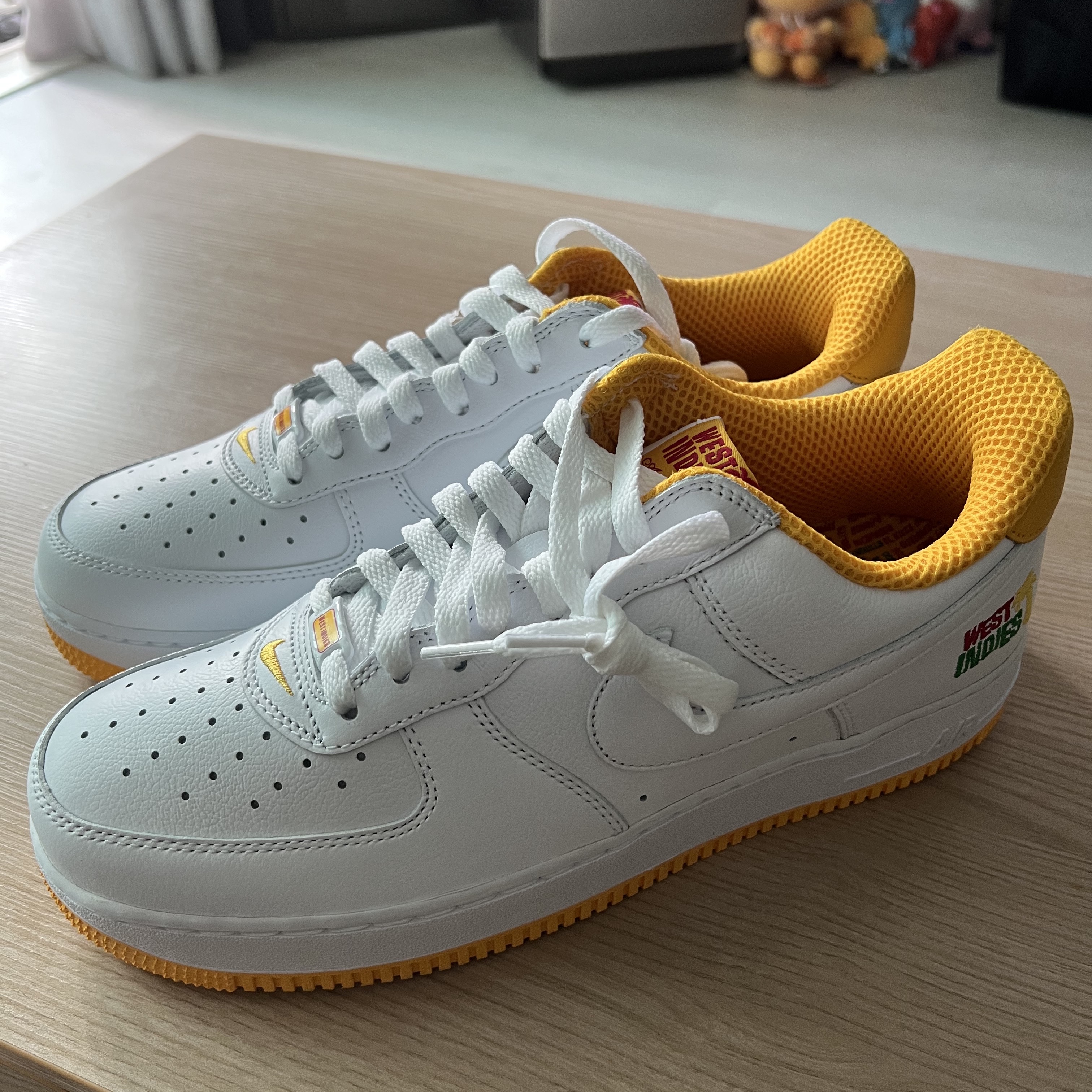 Nike Air Force 1 Low Retro QS West Indies University Gold 착용 스타일 - 1