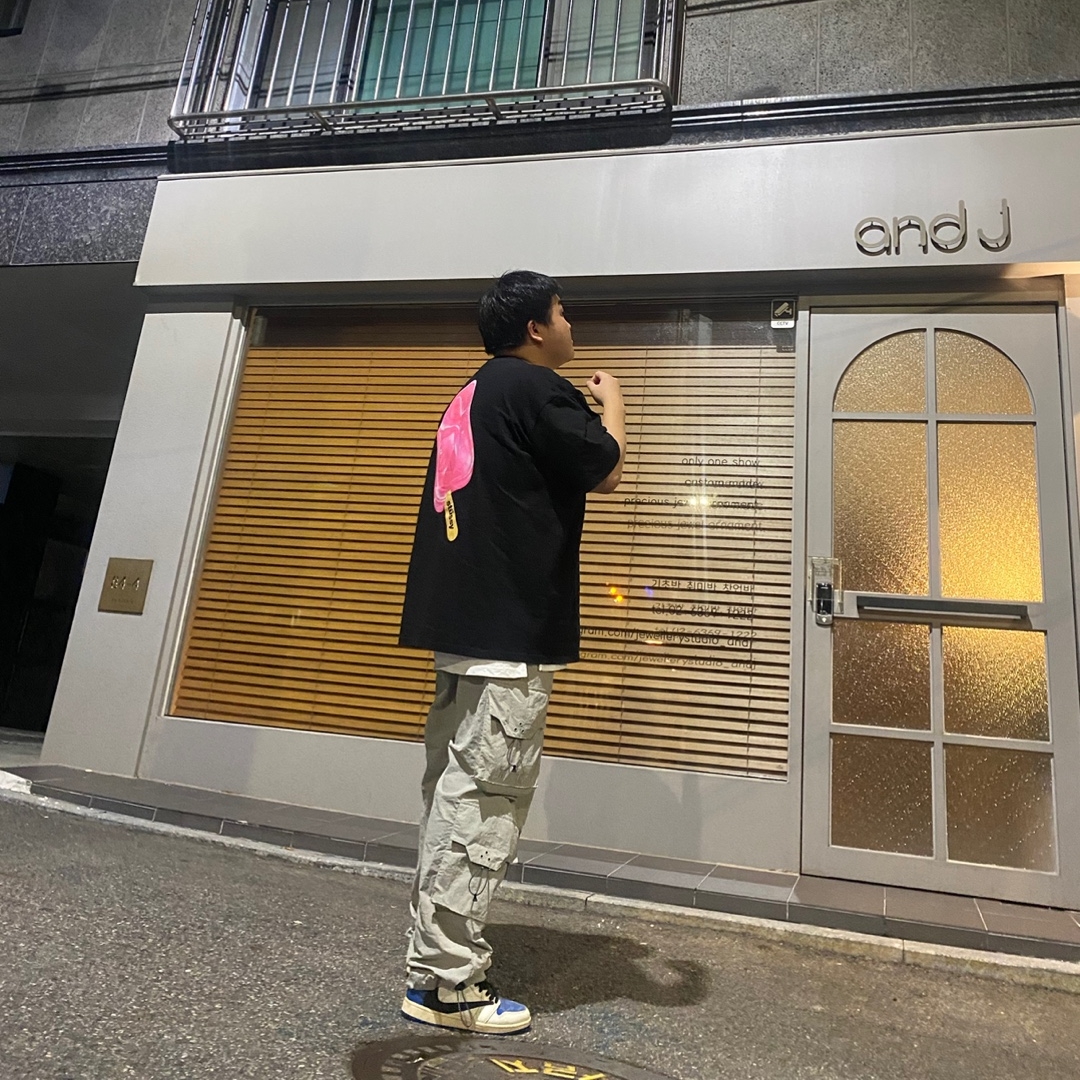 Stussy Popsicle T-Shirt Black, Jordan 1 x Travis Scott x Fragment Retro High OG SP Military Blue 착용 스타일