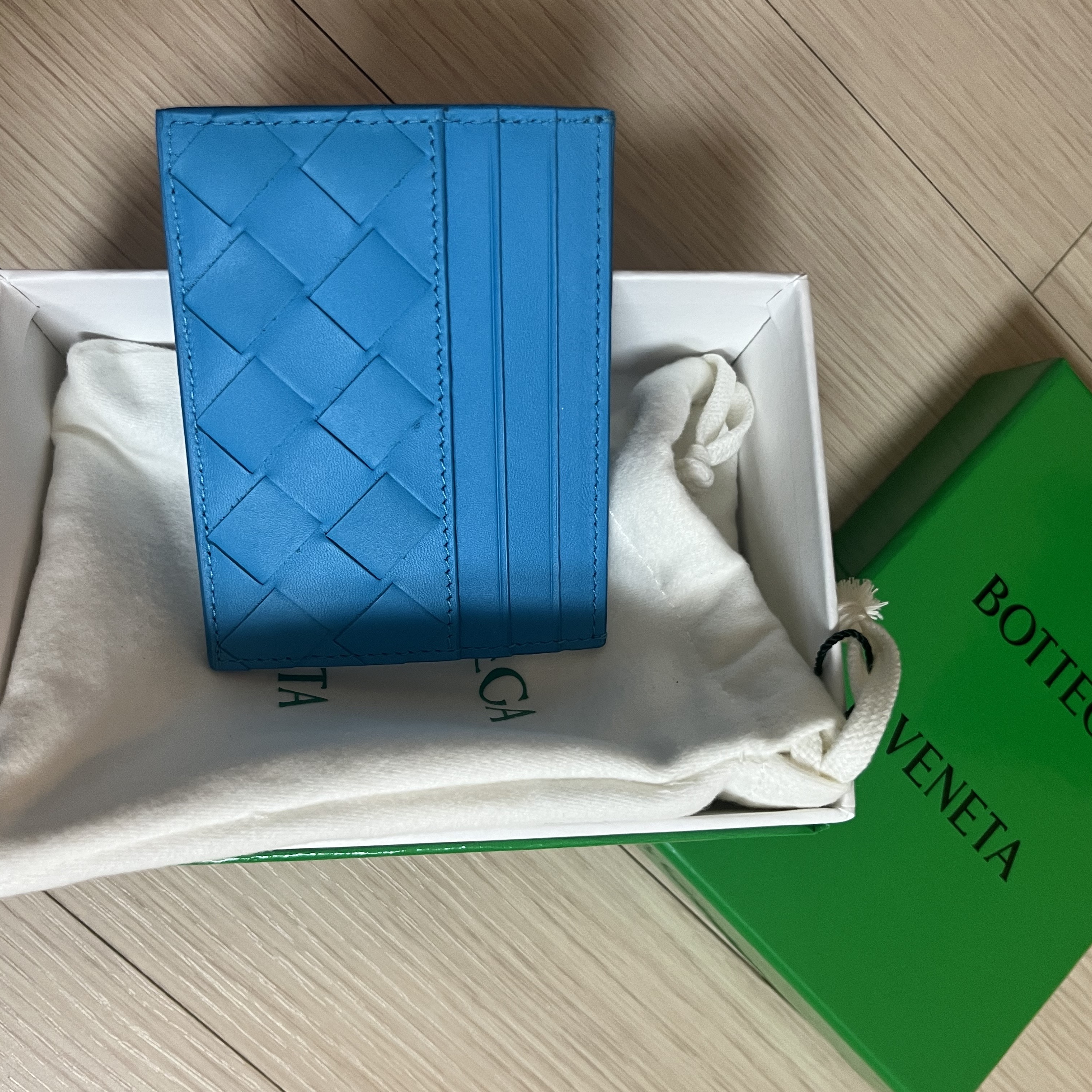 Bottega Veneta Credit Card Case Pool 착용 스타일