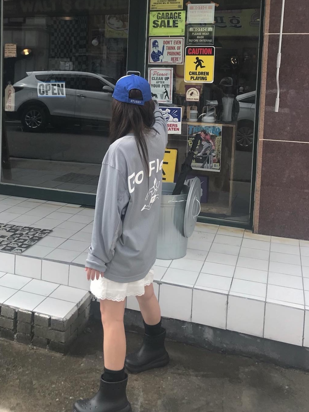Stussy Souvenir Low Pro Strapback Cap Blue, Crocs Classic Crush Boot Black 착용 스타일 - 4