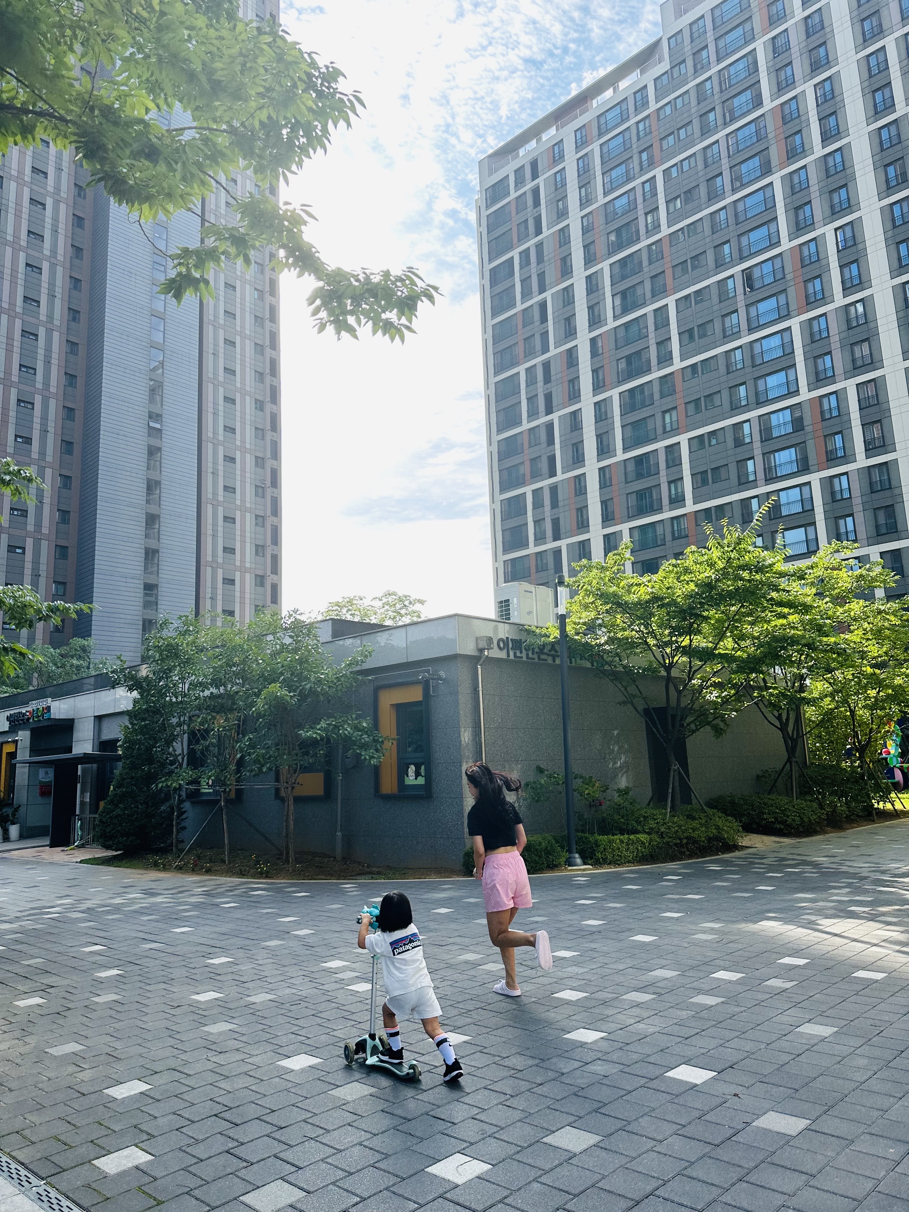 (W) Nike NSW Essential Crop Short Sleeve T-Shirt Black - Asia, (W) Nike NSW Essential Repel Mid Rise Shorts Soft Pink - Asia 착용 스타일 - 3