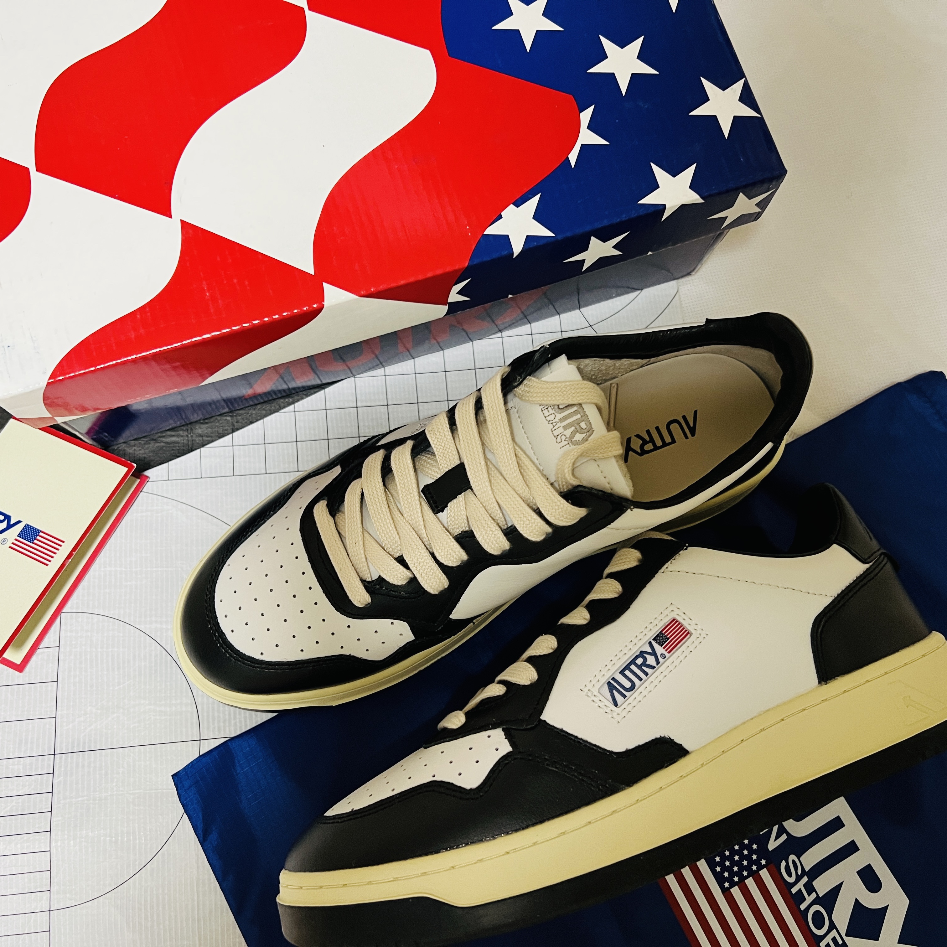 Autry Medalist Low Leather Sneakers Black White 착용 스타일 - 2