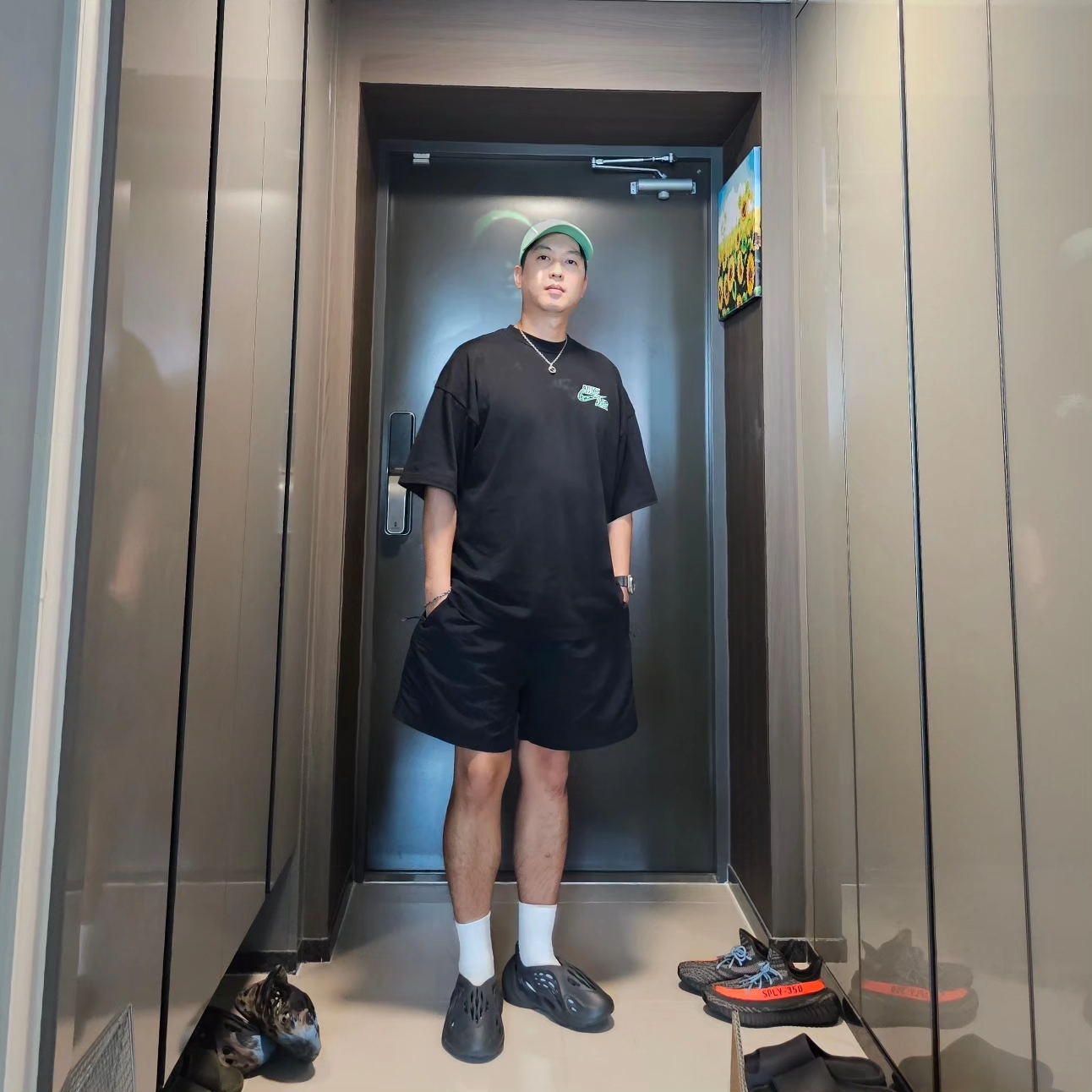Adidas Yeezy Foam RNNR Carbon, Nike NRG ACG Trail Shorts Black Dark Smoke Grey - Asia 착용 스타일 - 1