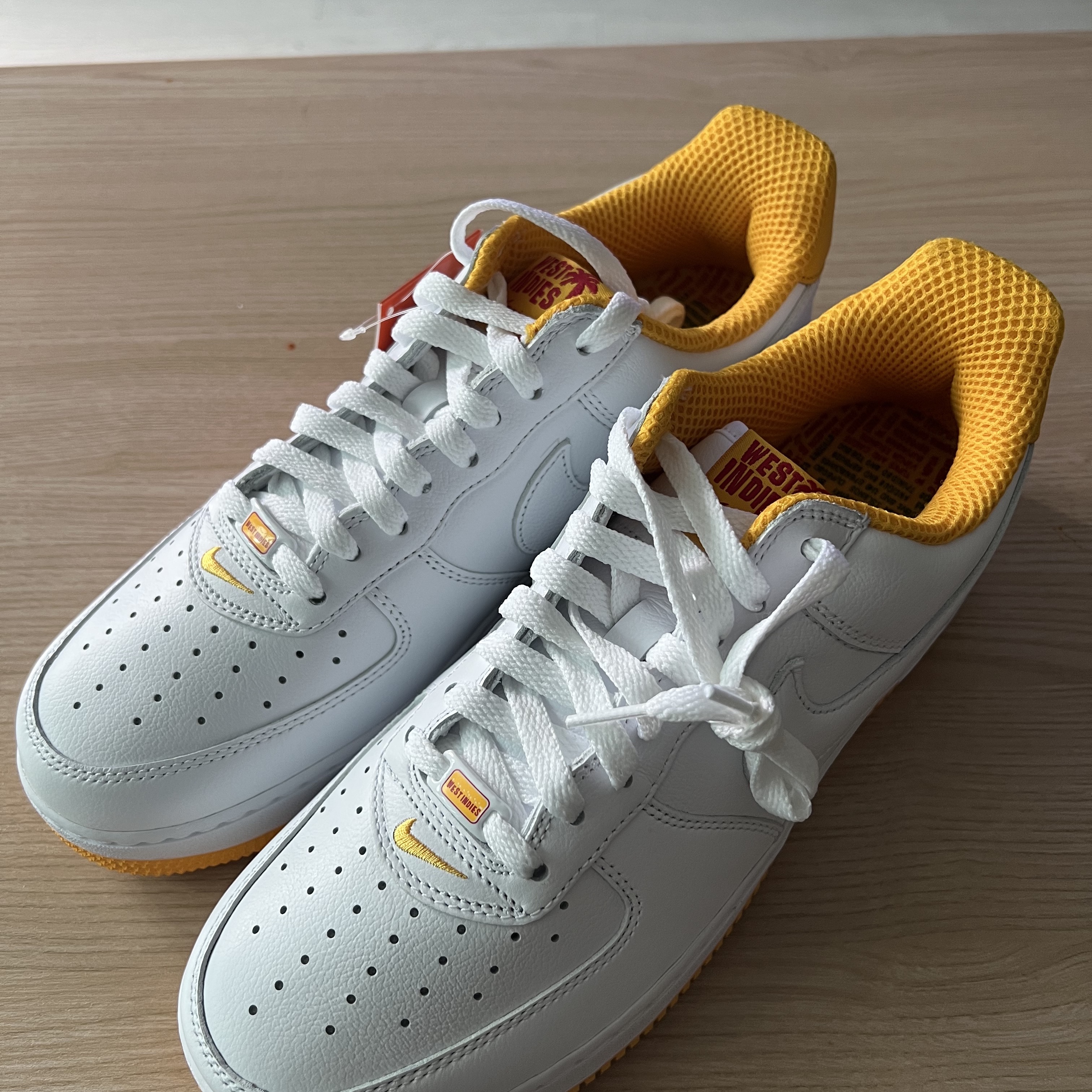 Nike Air Force 1 Low Retro QS West Indies University Gold 착용 스타일 - 2