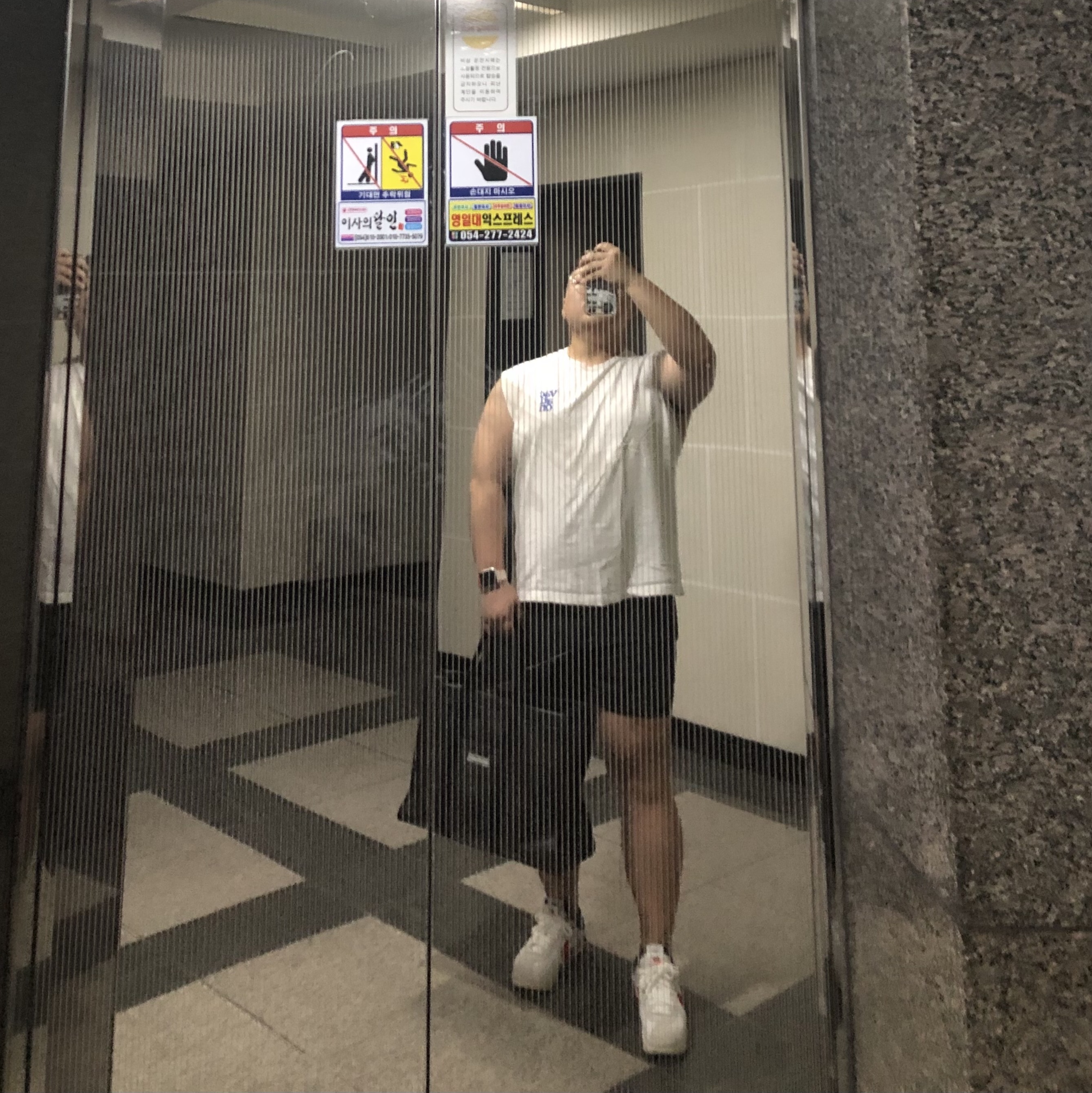 Balenciaga Grained Calfskin Hardware Tote Bag Black, Nike x Sacai Zoom Cortez SP White and University Red 착용 스타일