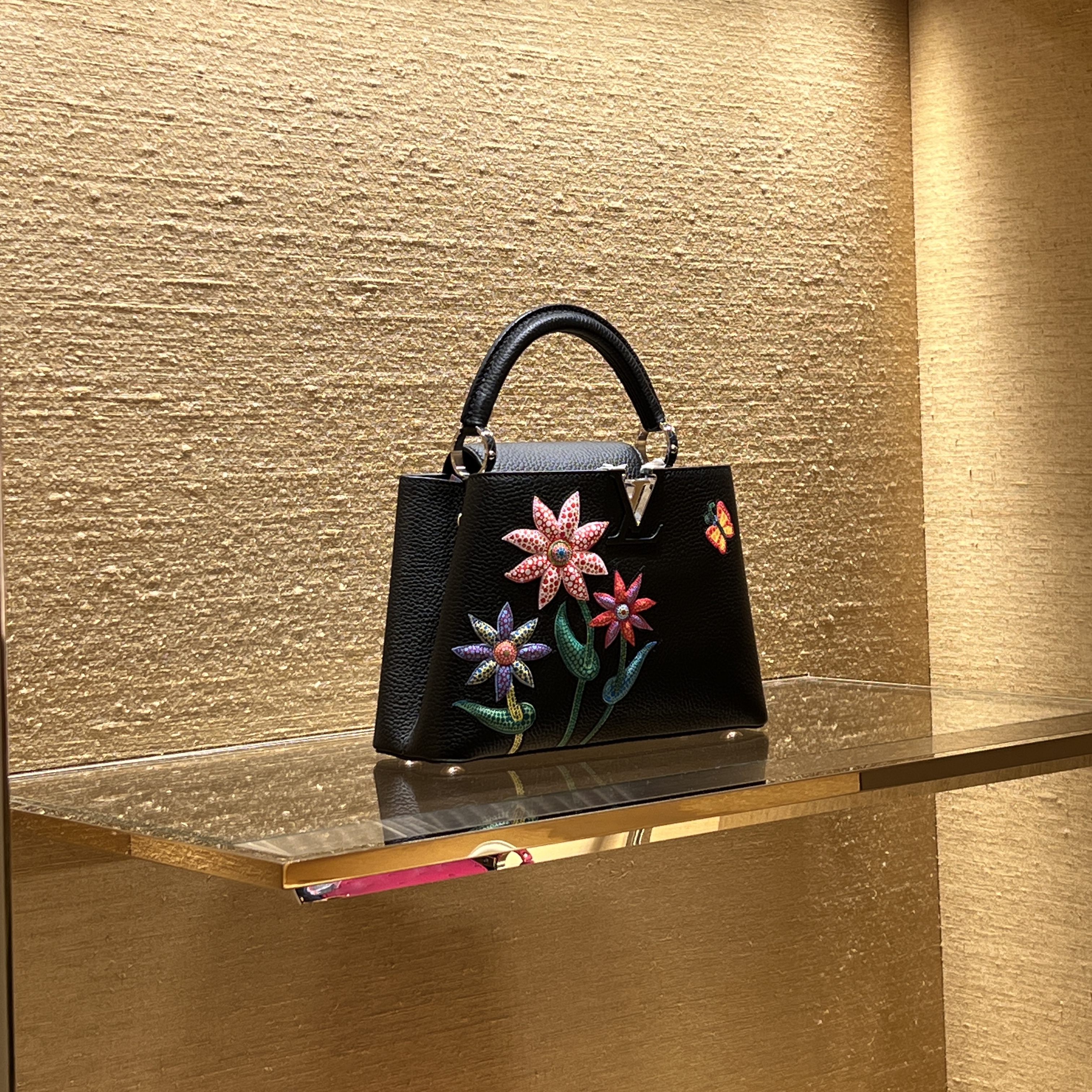 Louis Vuitton x YK Capucines BB Black 착용 스타일