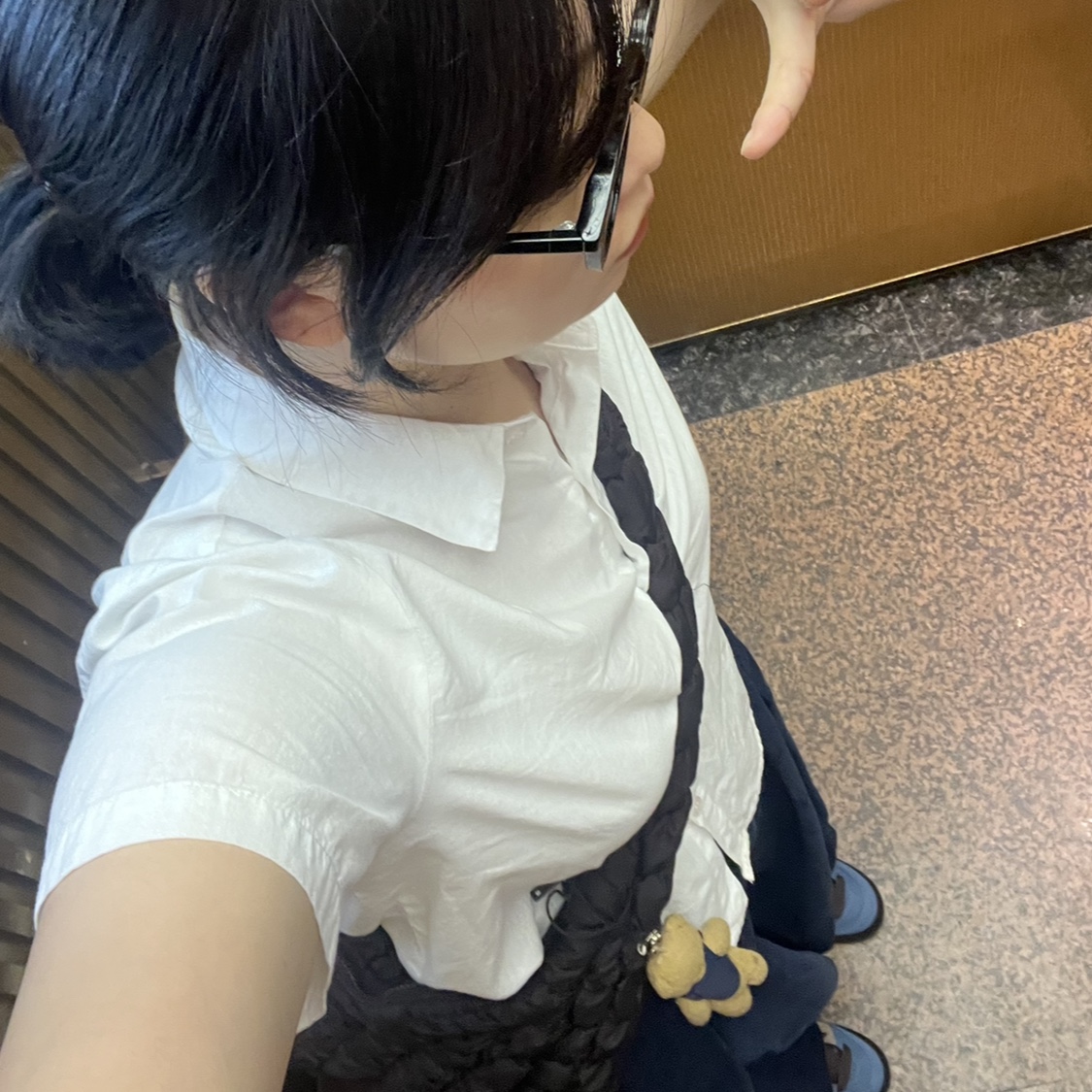 Zara x Ader Error Wide Leg Jeans Blue, COS Quilted Oversized Shoulder Bag Brown 착용 스타일 - 1
