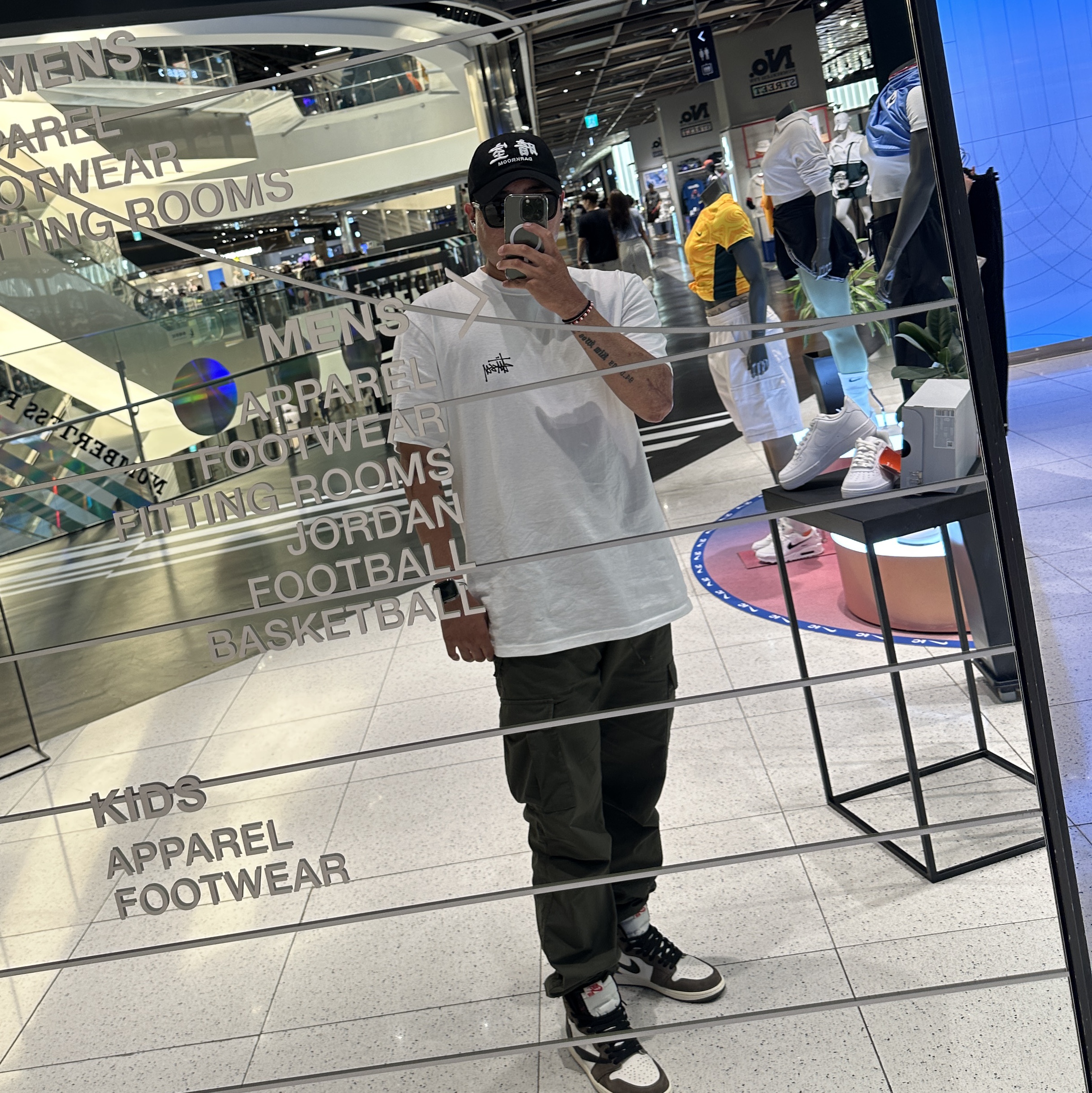 Darkr8m Studio White Logo Cap, Stussy Basic Stussy T-Shirt White 2023 착용 스타일 - 1