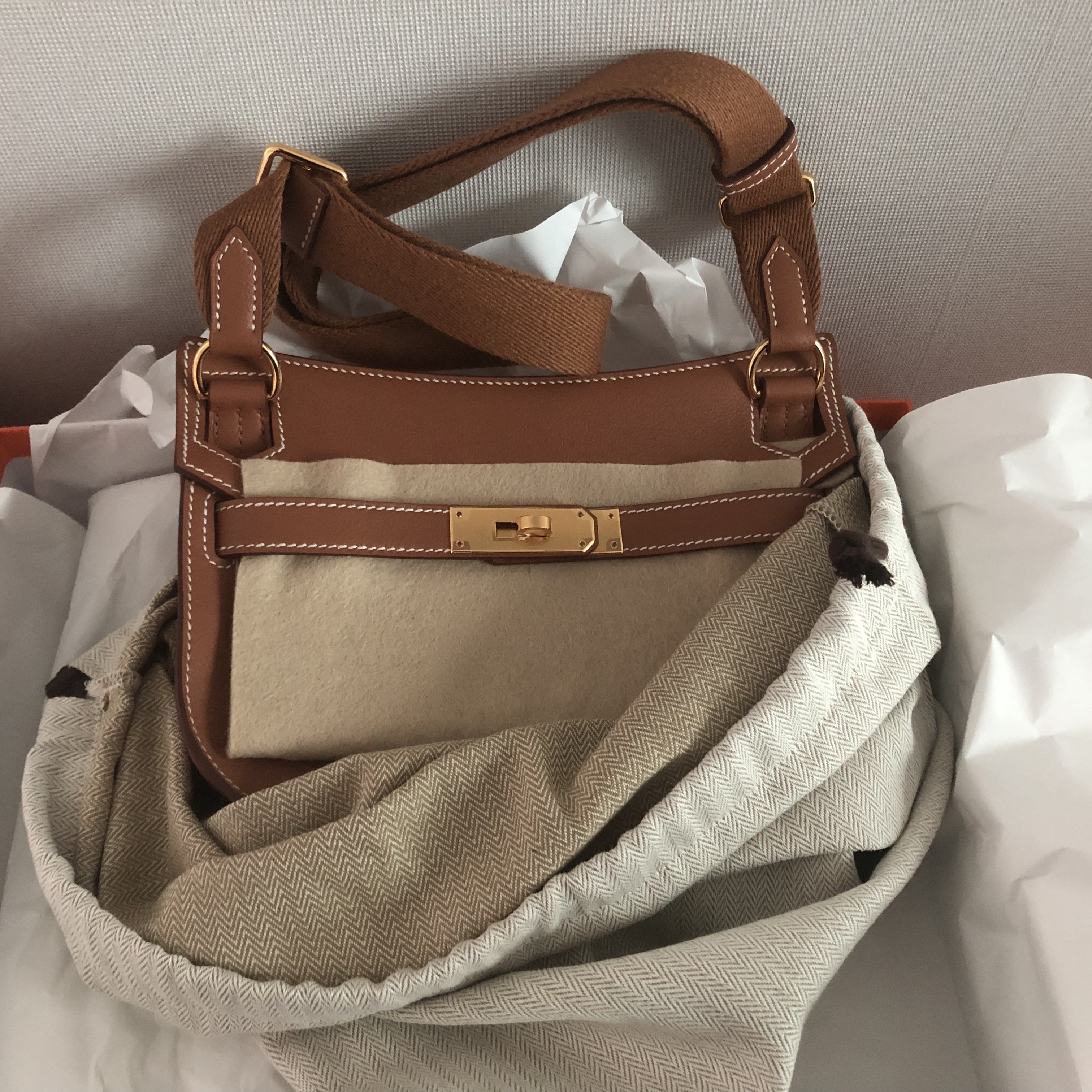 Hermes Jypsiere Mini Bag Evercolor & Gold 착용 스타일 - 3