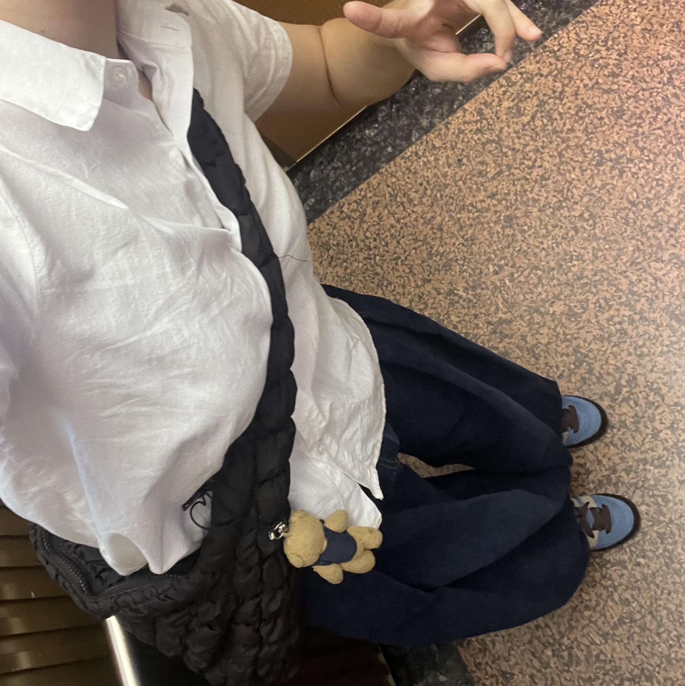 Zara x Ader Error Wide Leg Jeans Blue, COS Quilted Oversized Shoulder Bag Brown 착용 스타일 - 3