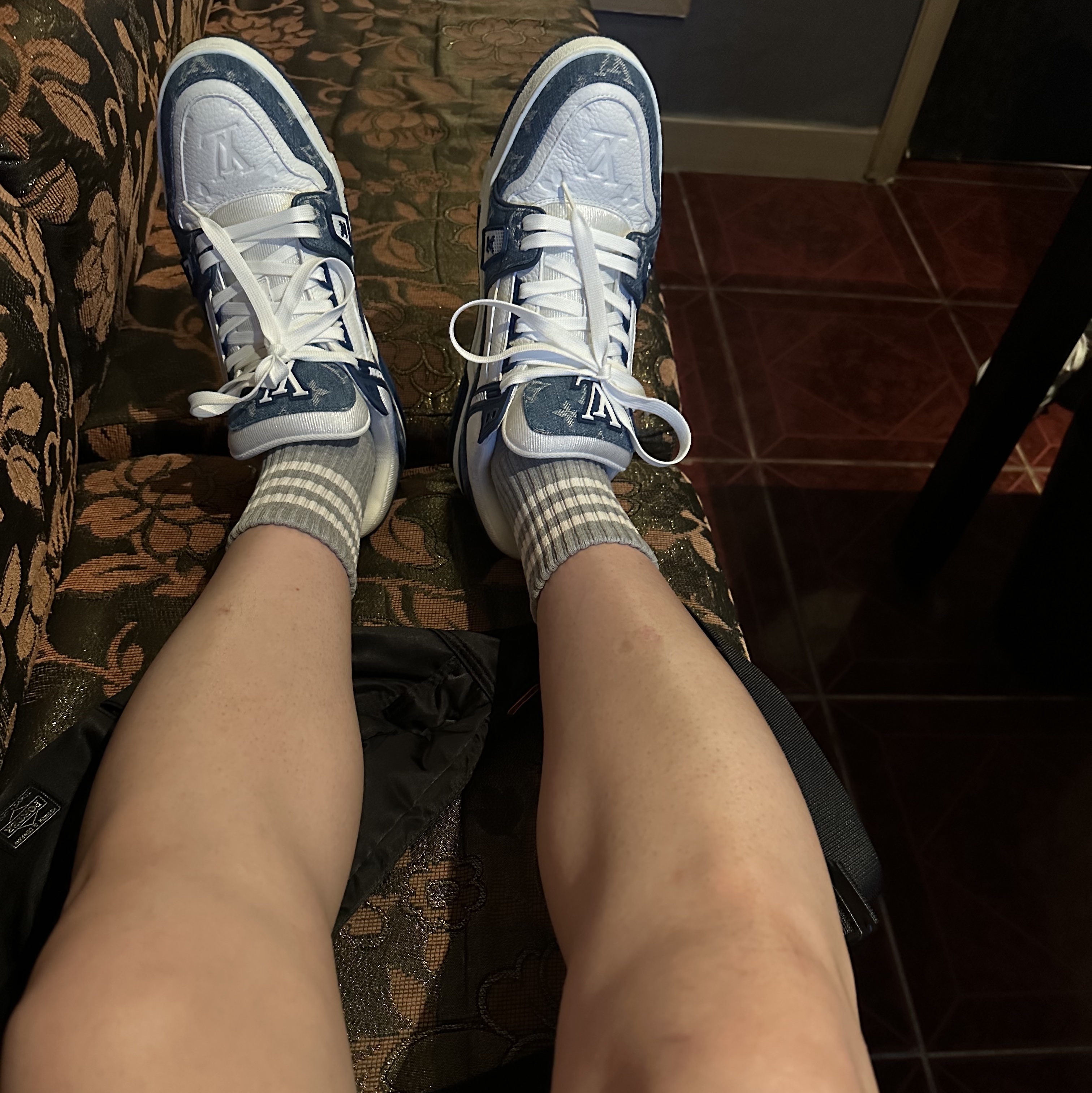 Louis Vuitton LV Trainer Sneakers Monogram Denim Blue 착용 스타일 - 1
