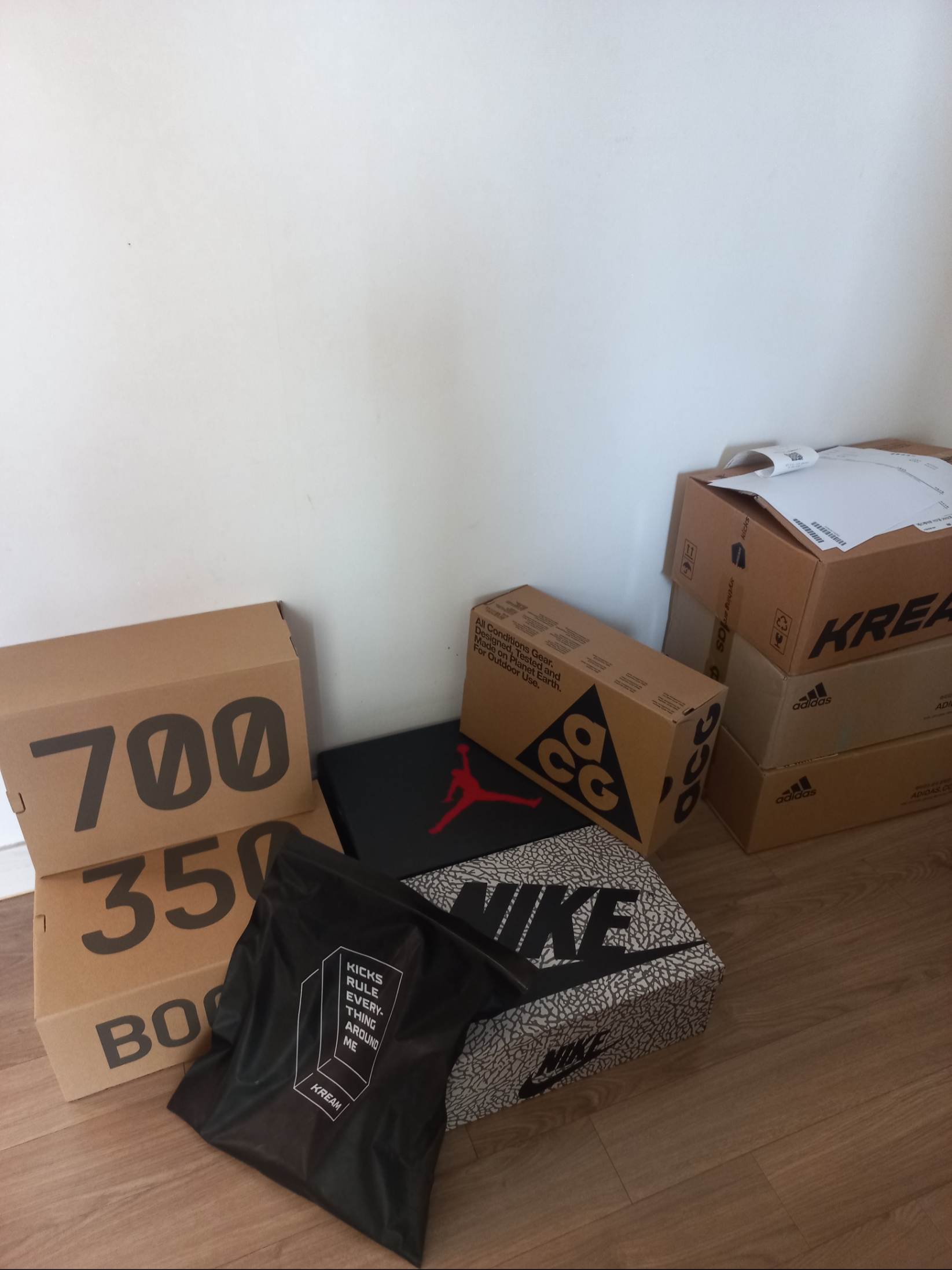 Nike Dri-Fit Park 3 Shorts Black, Adidas Yeezy Boost 350 V2 Blue Tint 2021/2022/2023 착용 스타일