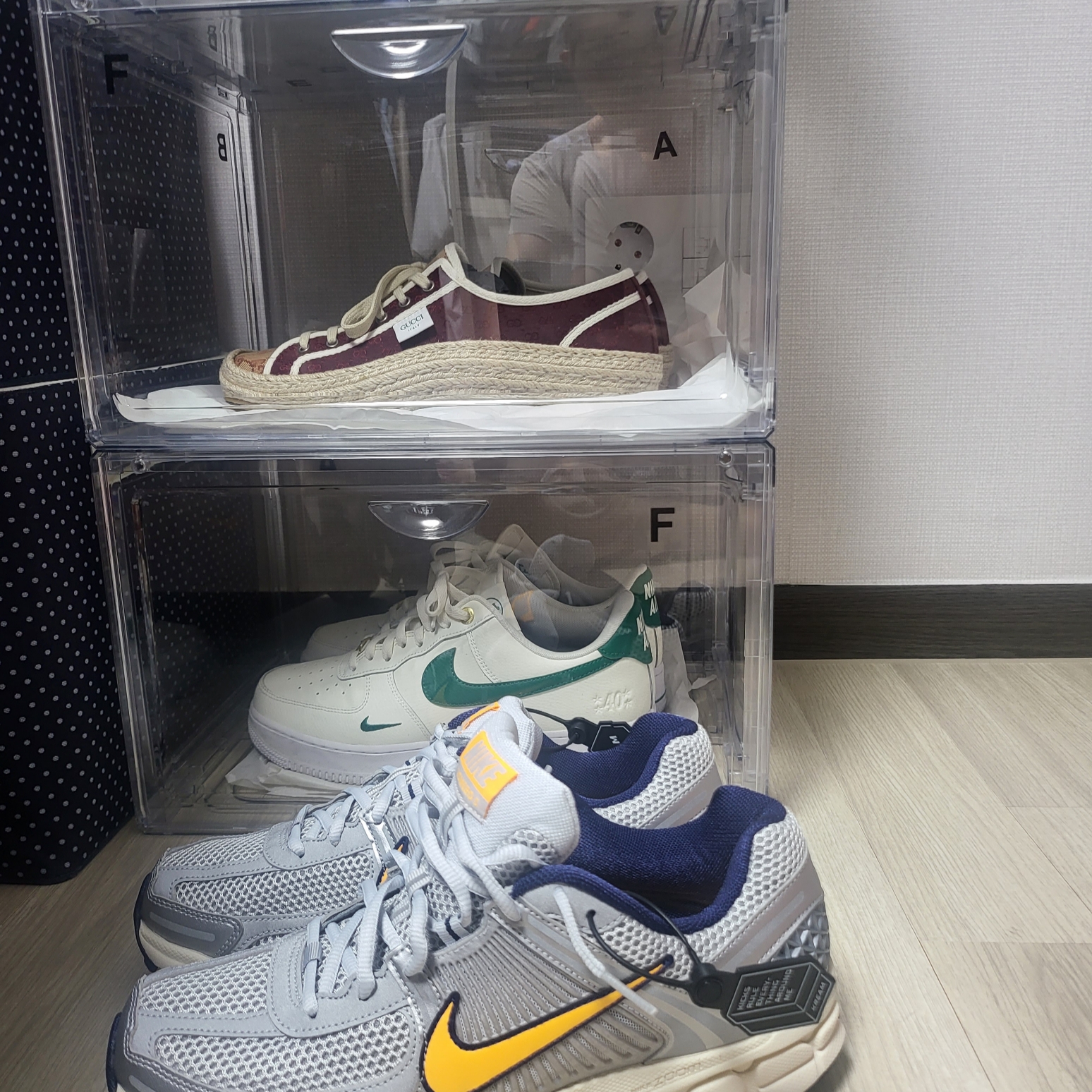 Nike Zoom Vomero 5 Pure Platinum and Laser Orange, Nike Air Force 1 '07 LV8 40th Anniversary Join Forces Sail Malachite 착용 스타일 - 2