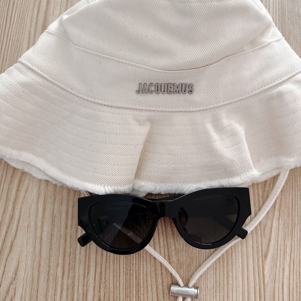 Jacquemus Le Bob Artichaut Bucket Hat Off White, (W) Saint Laurent SL M94 Sunglasses Black 착용 스타일