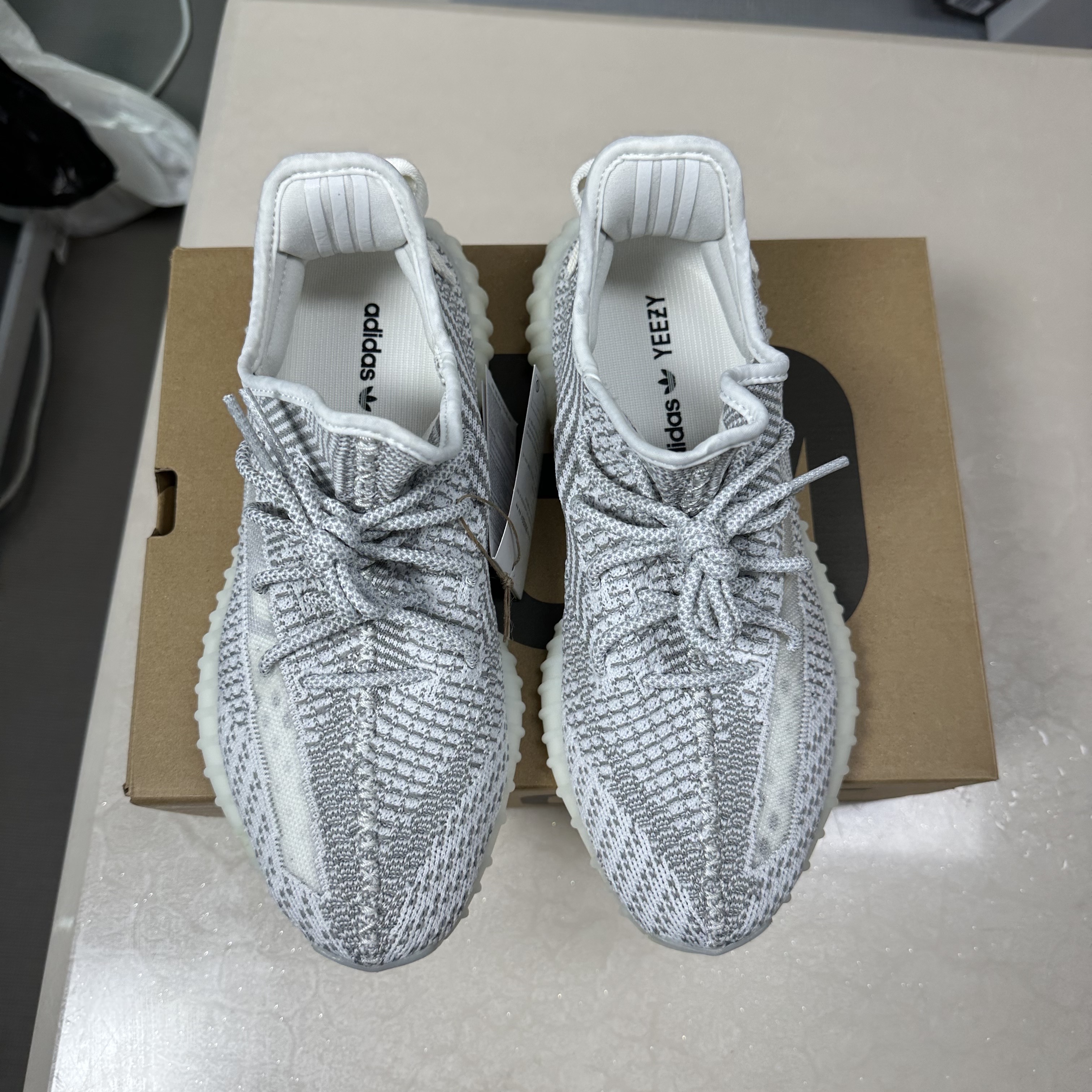 Adidas Yeezy Boost 350 V2 Static 2023 착용 스타일 - 4