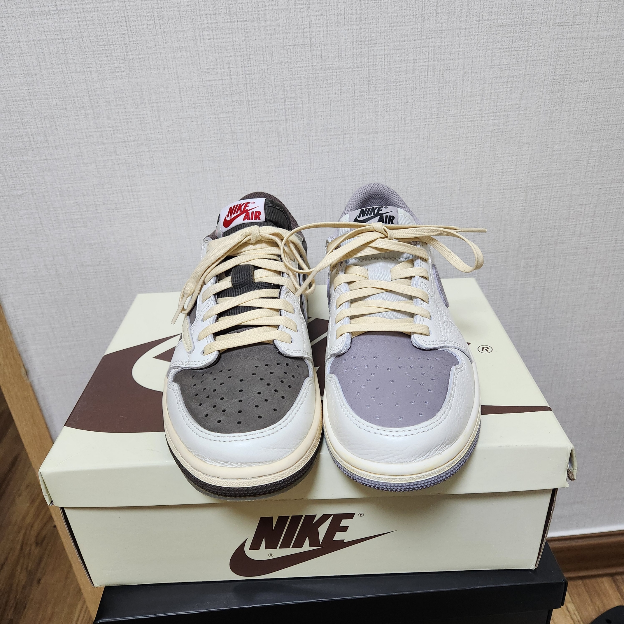 Jordan 1 x Travis Scott Retro Low OG SP Sail and Ridgerock, Jordan 1 Retro Low OG Atmosphere Grey 착용 스타일 - 3