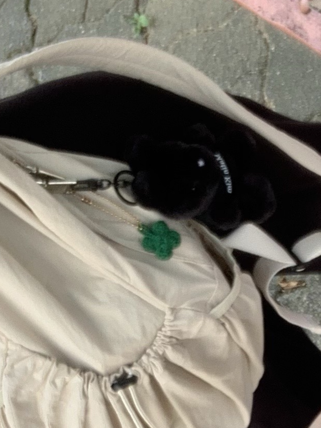 Matin Kim Black Bunny Toy Keyring Black 착용 스타일 - 1