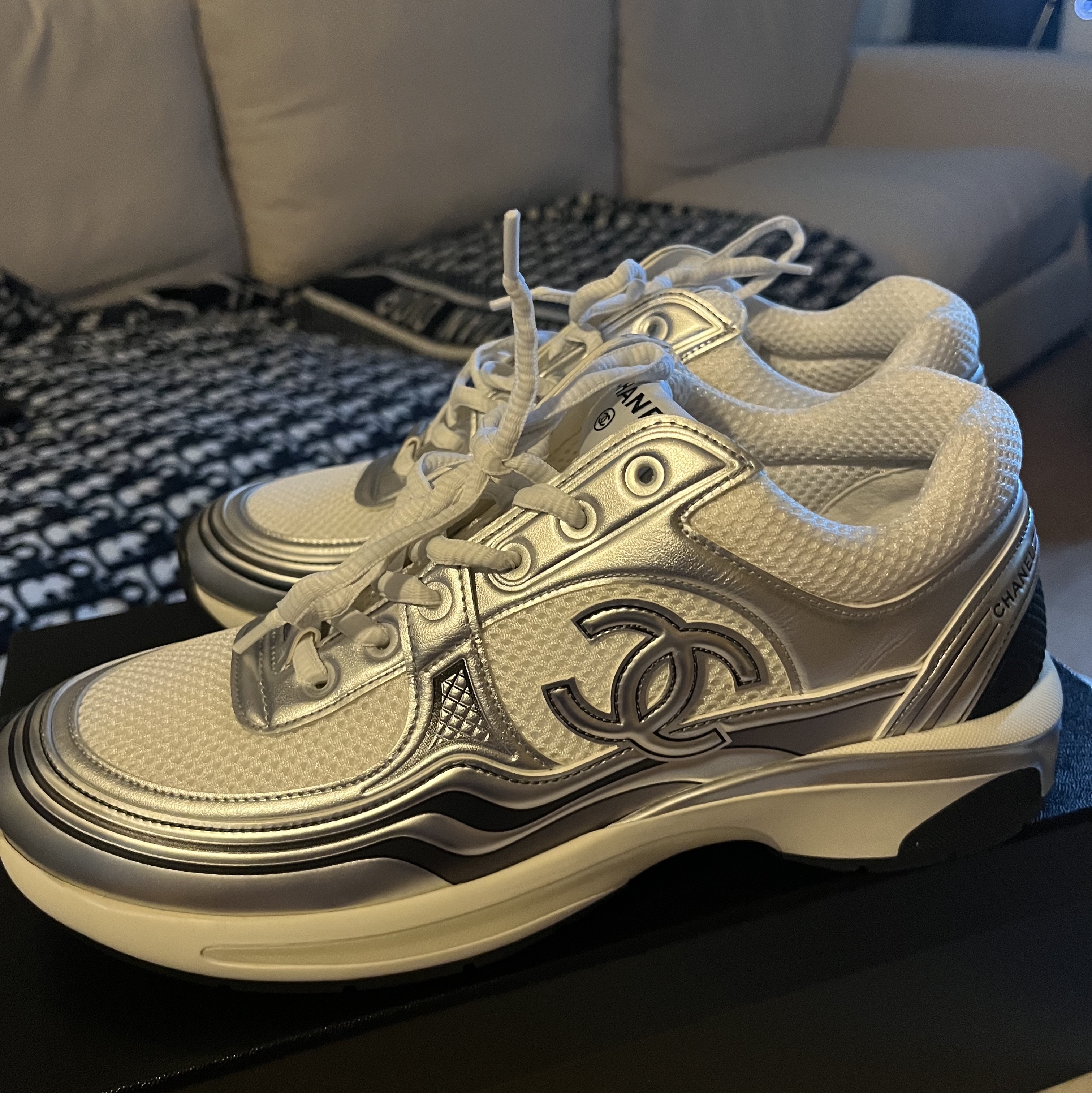 (W) Chanel Sneakers Fabric Laminated & White Silver 착용 스타일