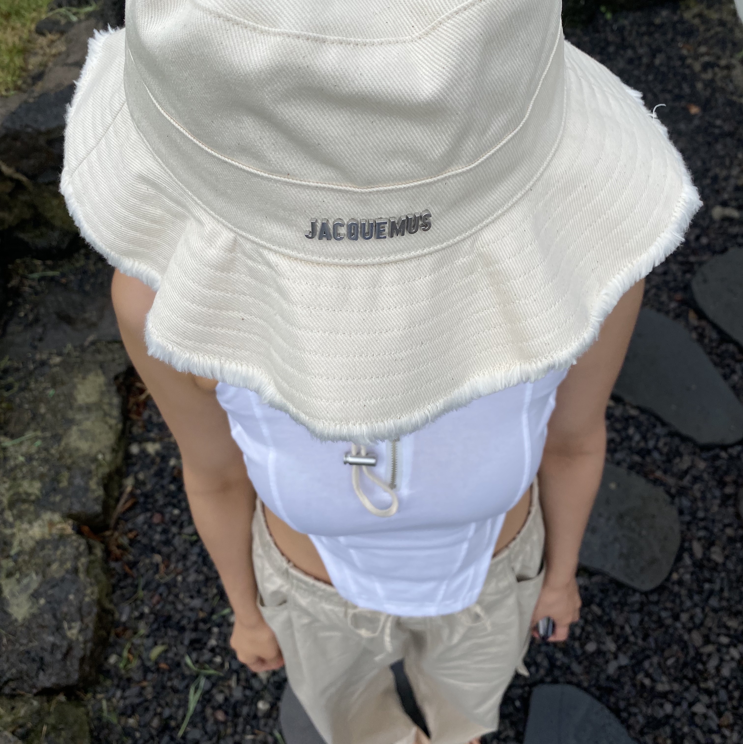Jacquemus Le Bob Artichaut Bucket Hat Off White 착용 스타일 - 2