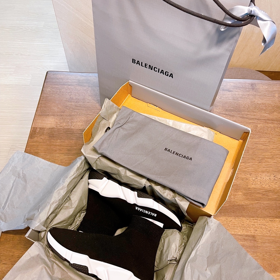 (W) Balenciaga Speed Trainer Black White 2021/2022 착용 스타일