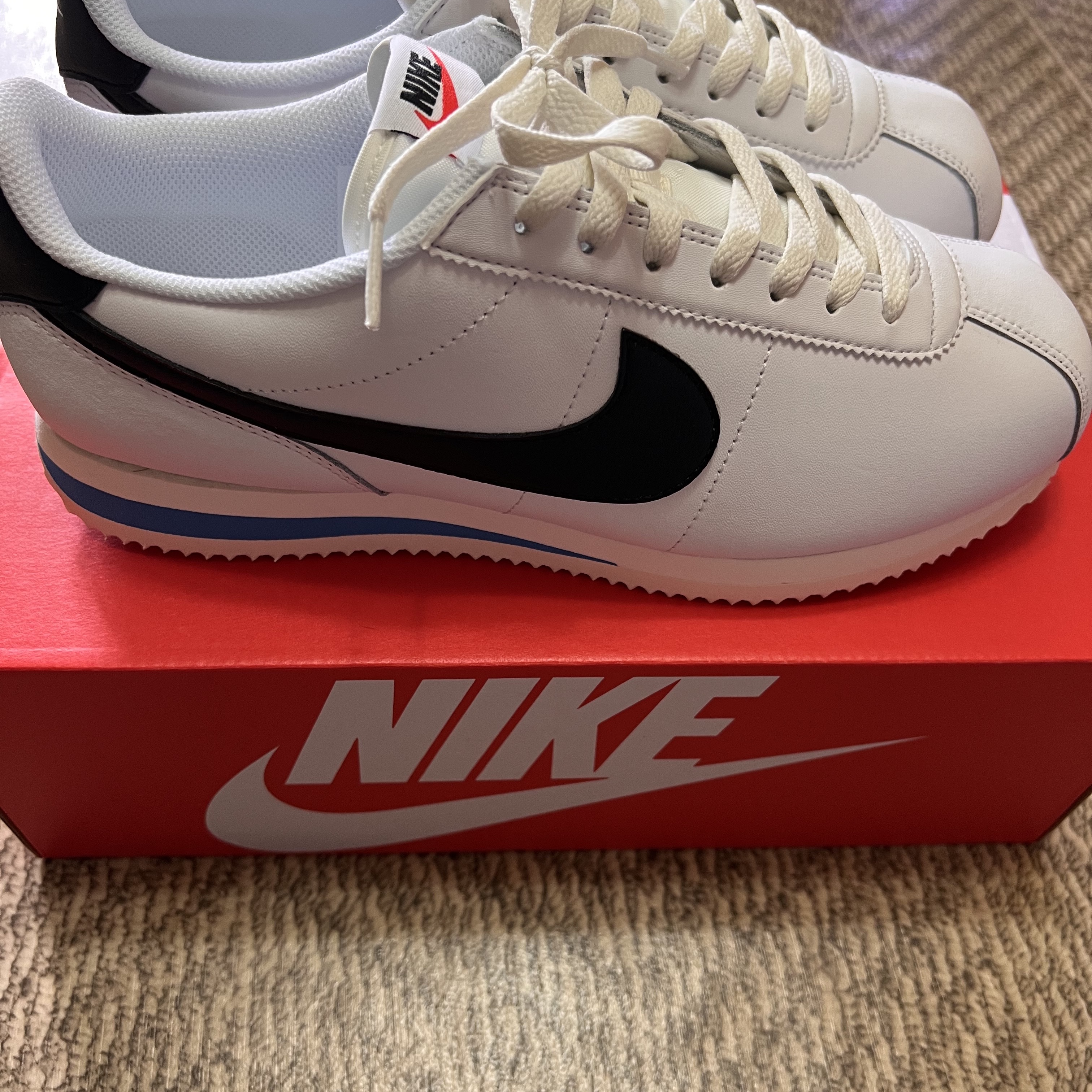 Nike Cortez White and Black 착용 스타일 - 2