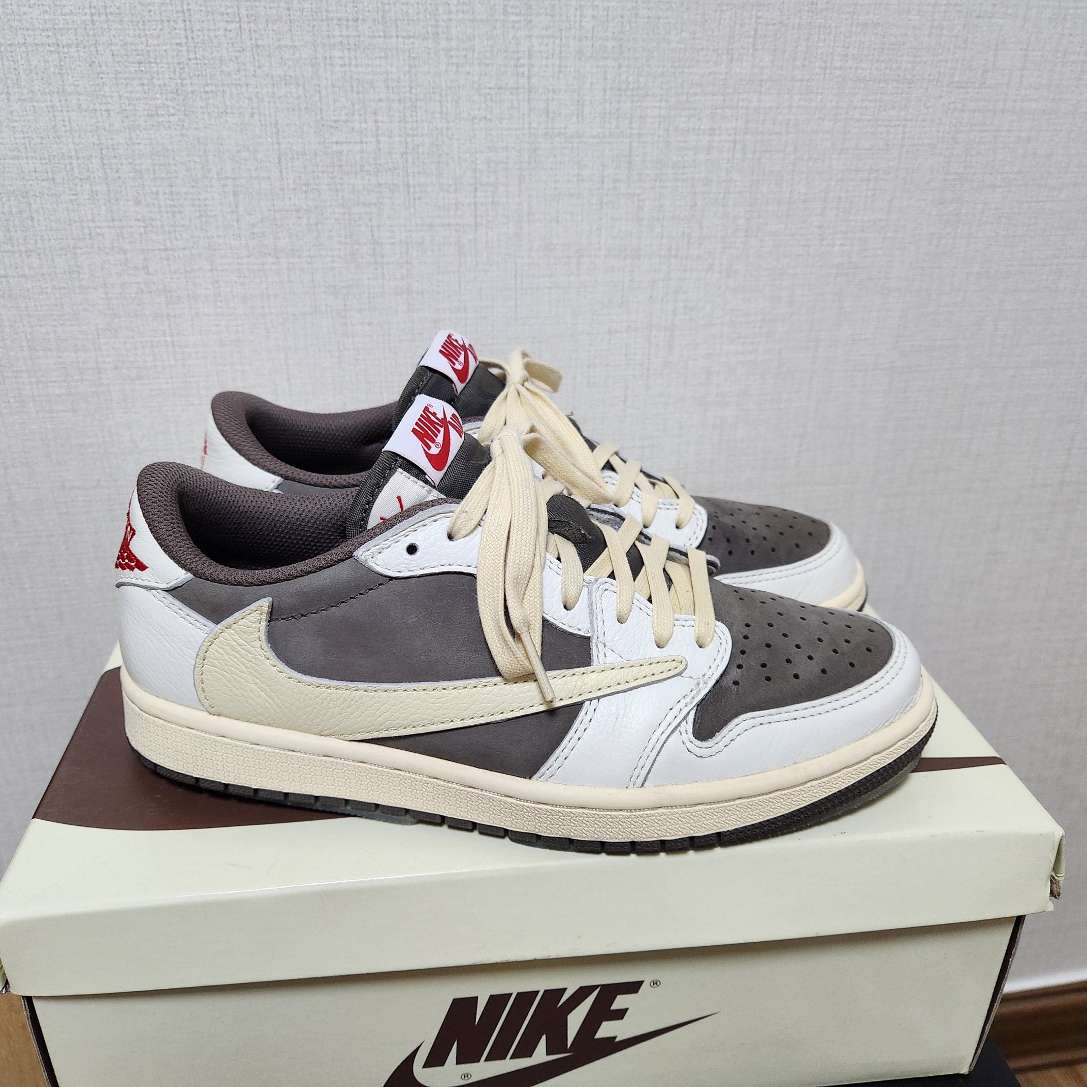 Jordan 1 x Travis Scott Retro Low OG SP Sail and Ridgerock, Jordan 1 Retro Low OG Atmosphere Grey 착용 스타일 - 1