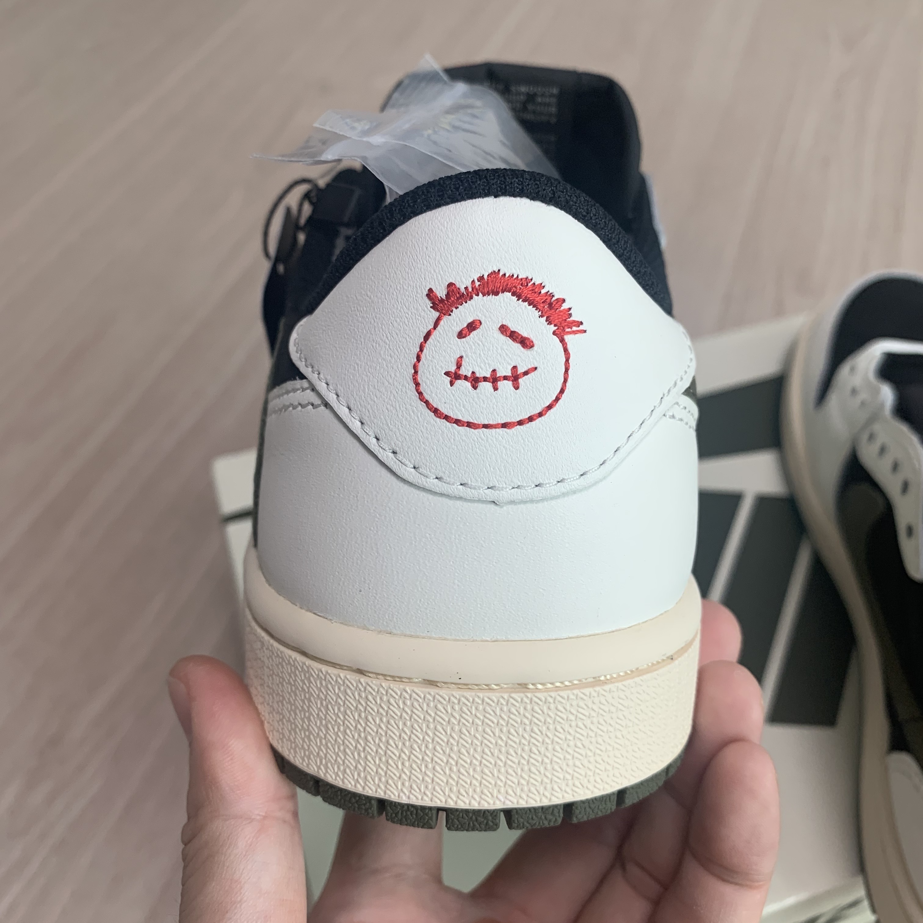 (W) Jordan 1 x Travis Scott Retro Low OG SP Medium Olive 착용 스타일 - 3
