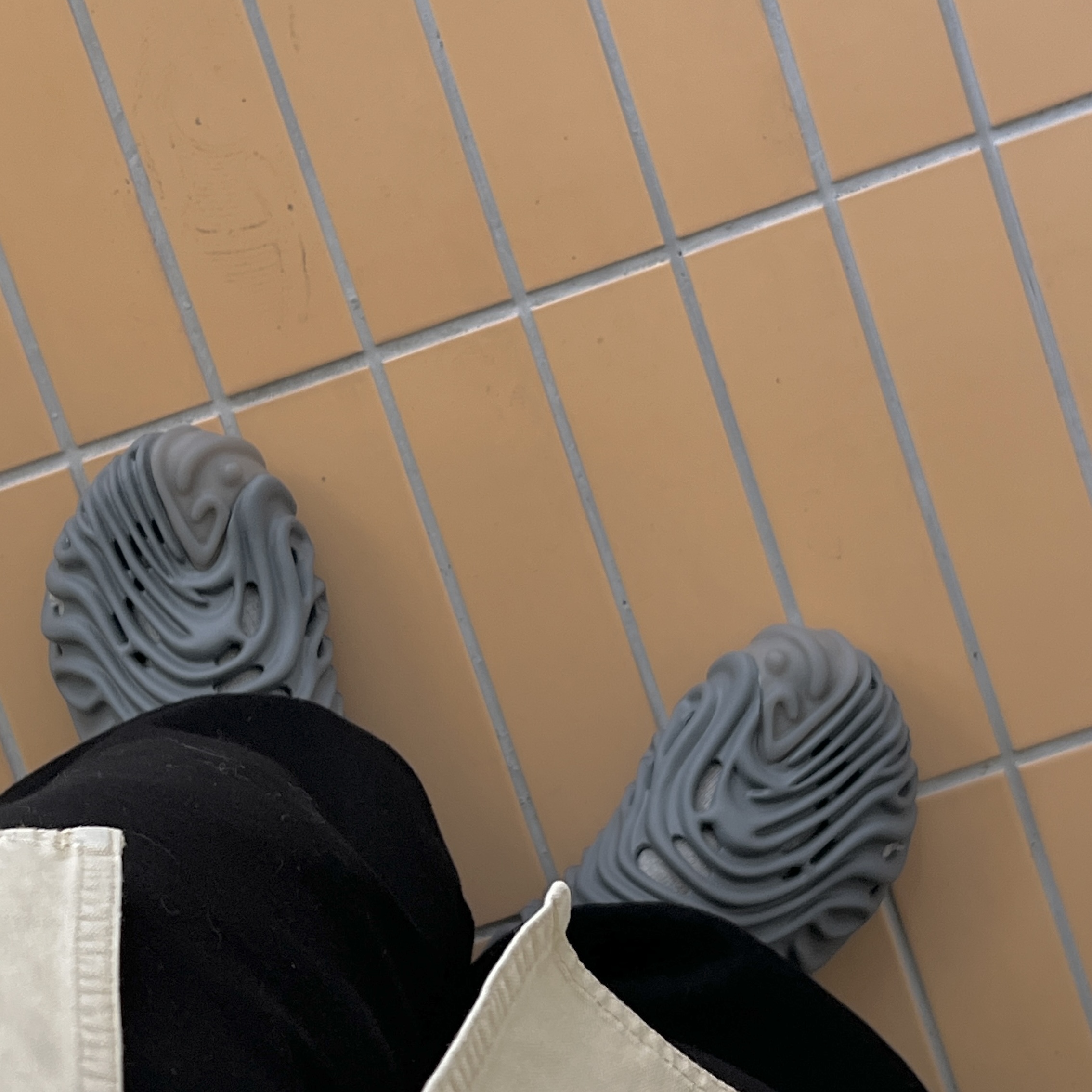 Crocs x Salehe Bembury Pollex Clog Niagara 착용 스타일 - 1