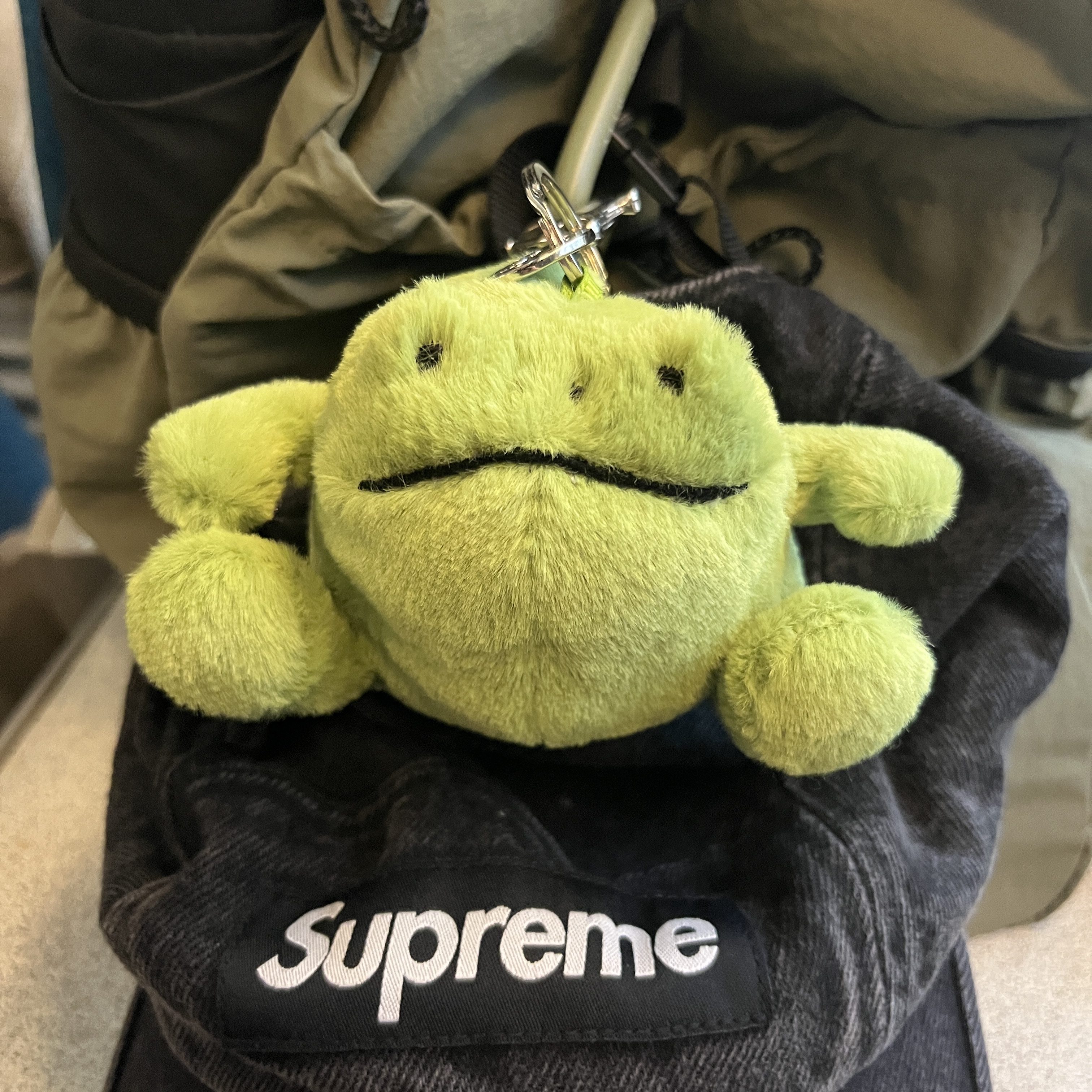 Jellycat Ricky Rain Frog Bag Charm Green, Supreme Denim Camp Cap Black - 24SS 착용 스타일