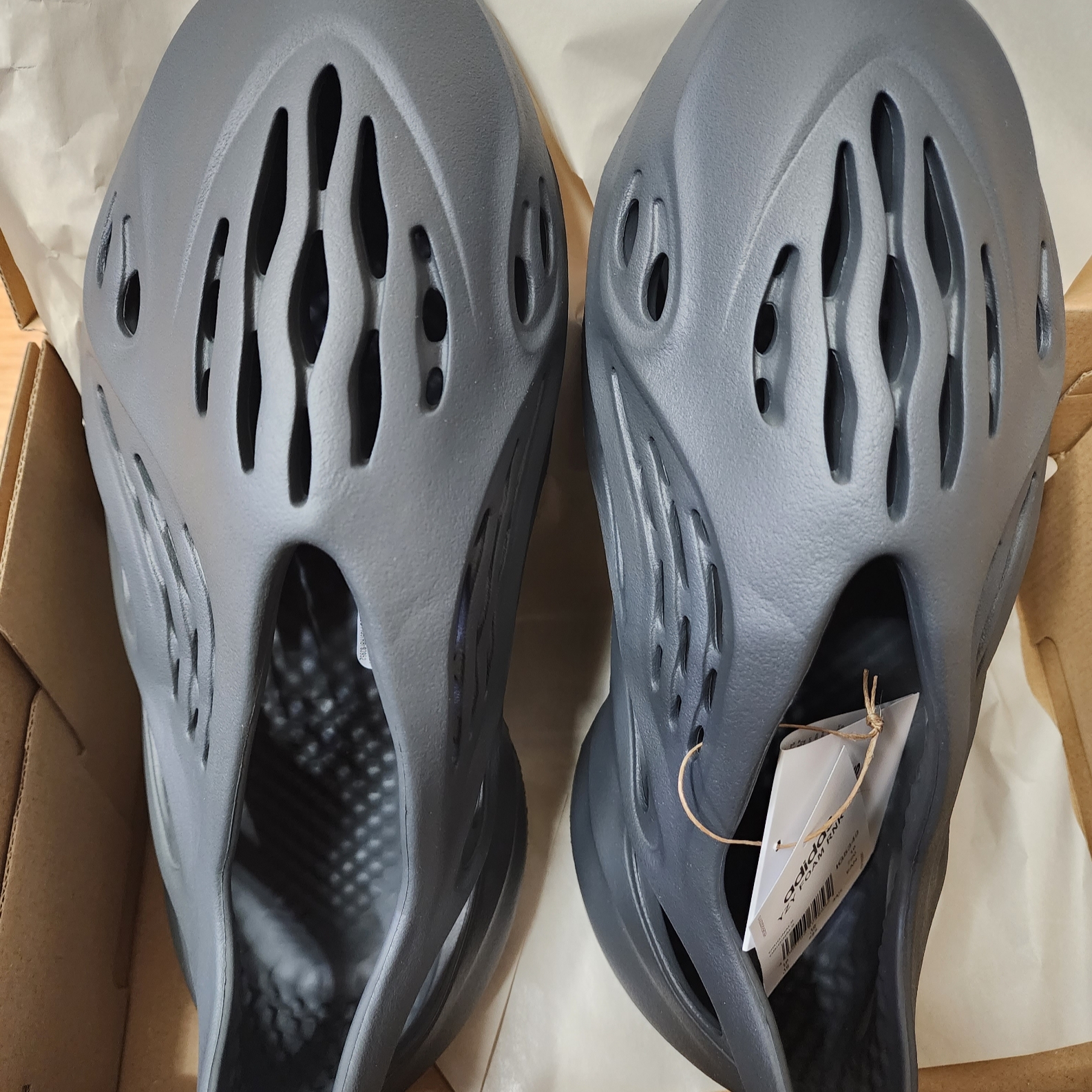 Adidas Yeezy Foam RNNR Carbon 착용 스타일