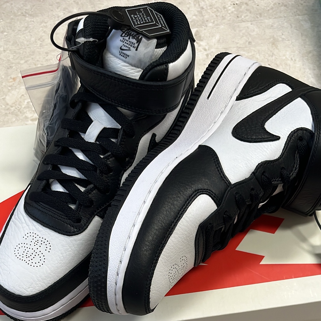 Nike x Stussy Air Force 1 '07 Mid SP Black and Light Bone 착용 스타일