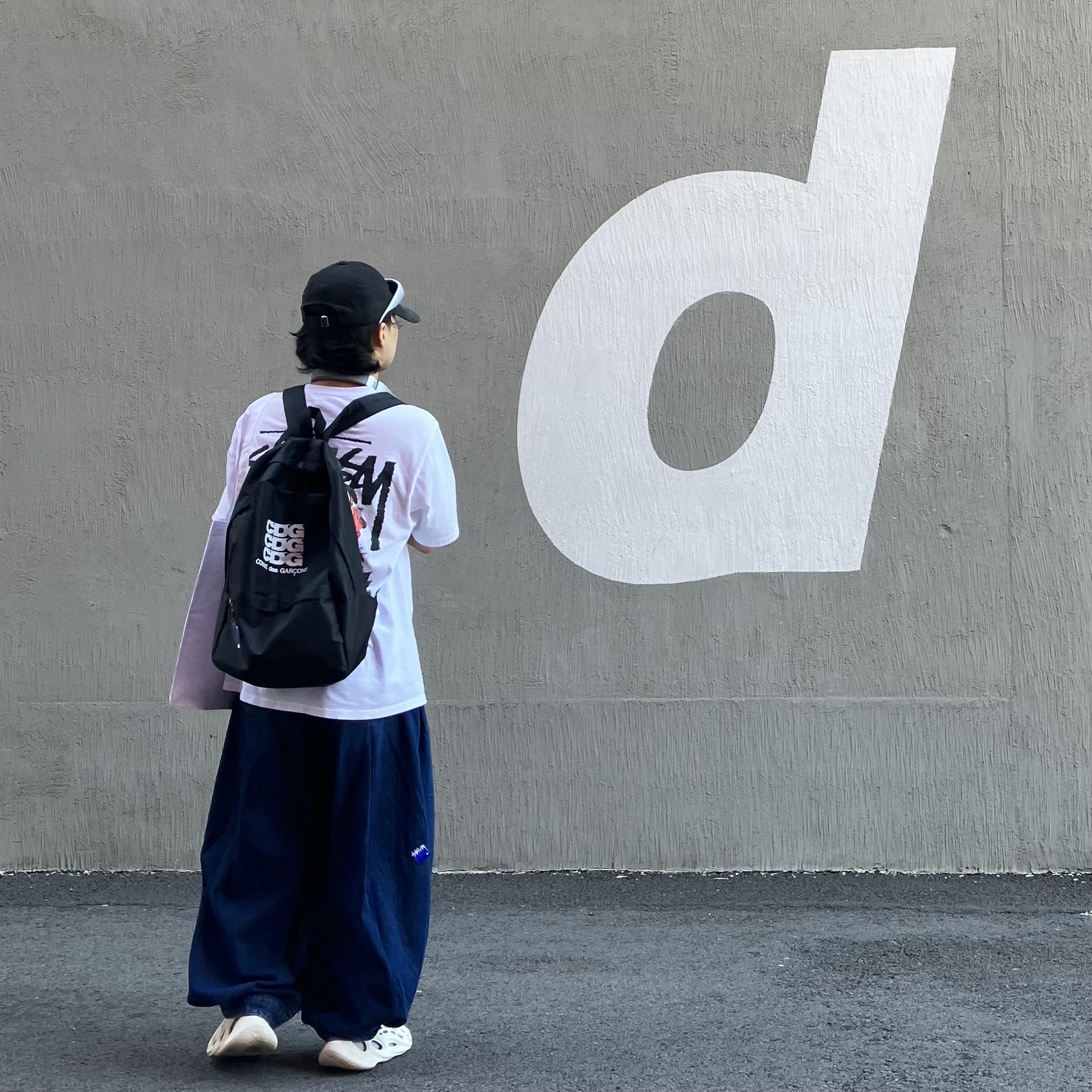 Zara x Ader Error Wide Leg Jeans Blue, Adidas Yeezy Foam RNNR Sand 착용 스타일 - 3
