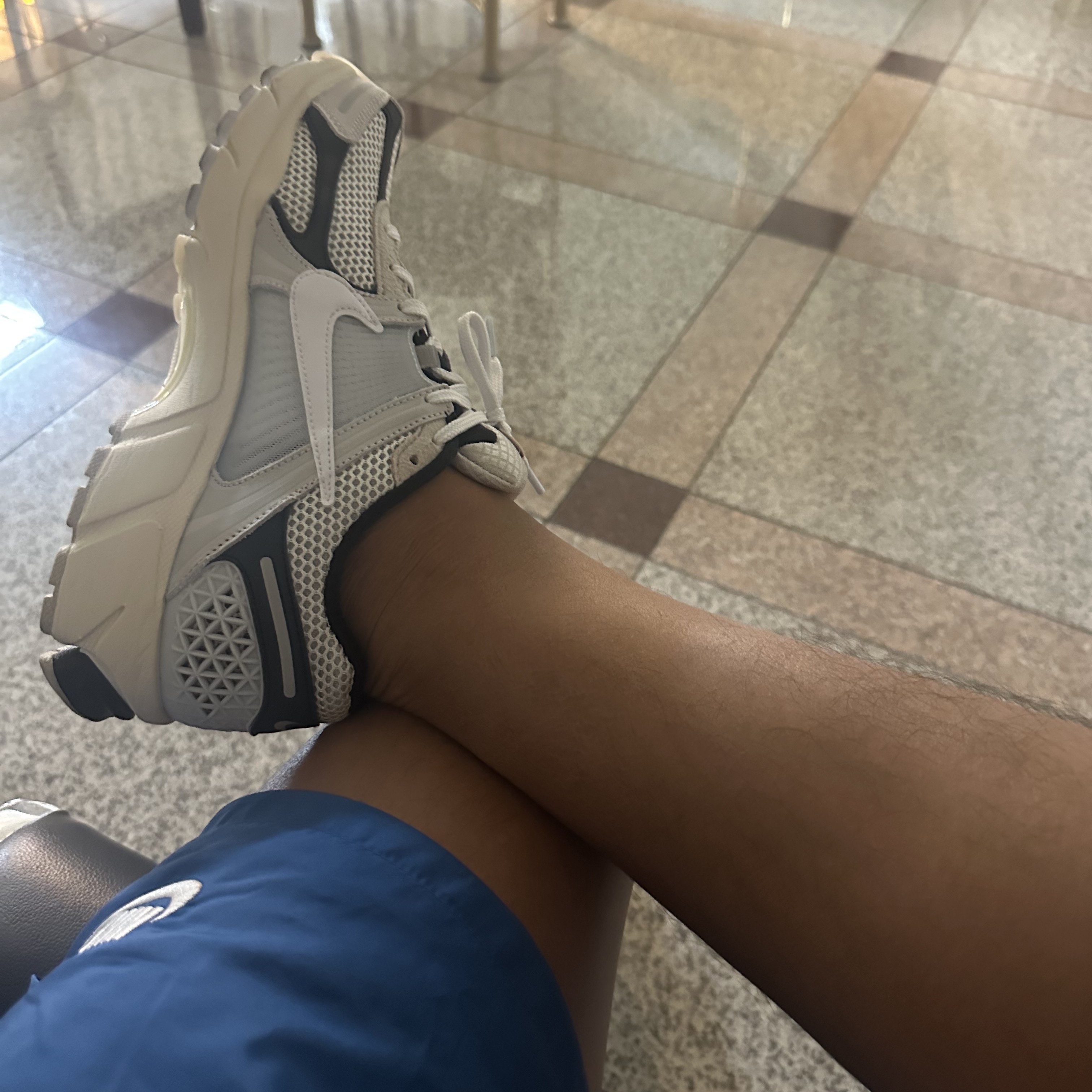 Nike Zoom Vomero 5 Light Bone and Black 착용 스타일
