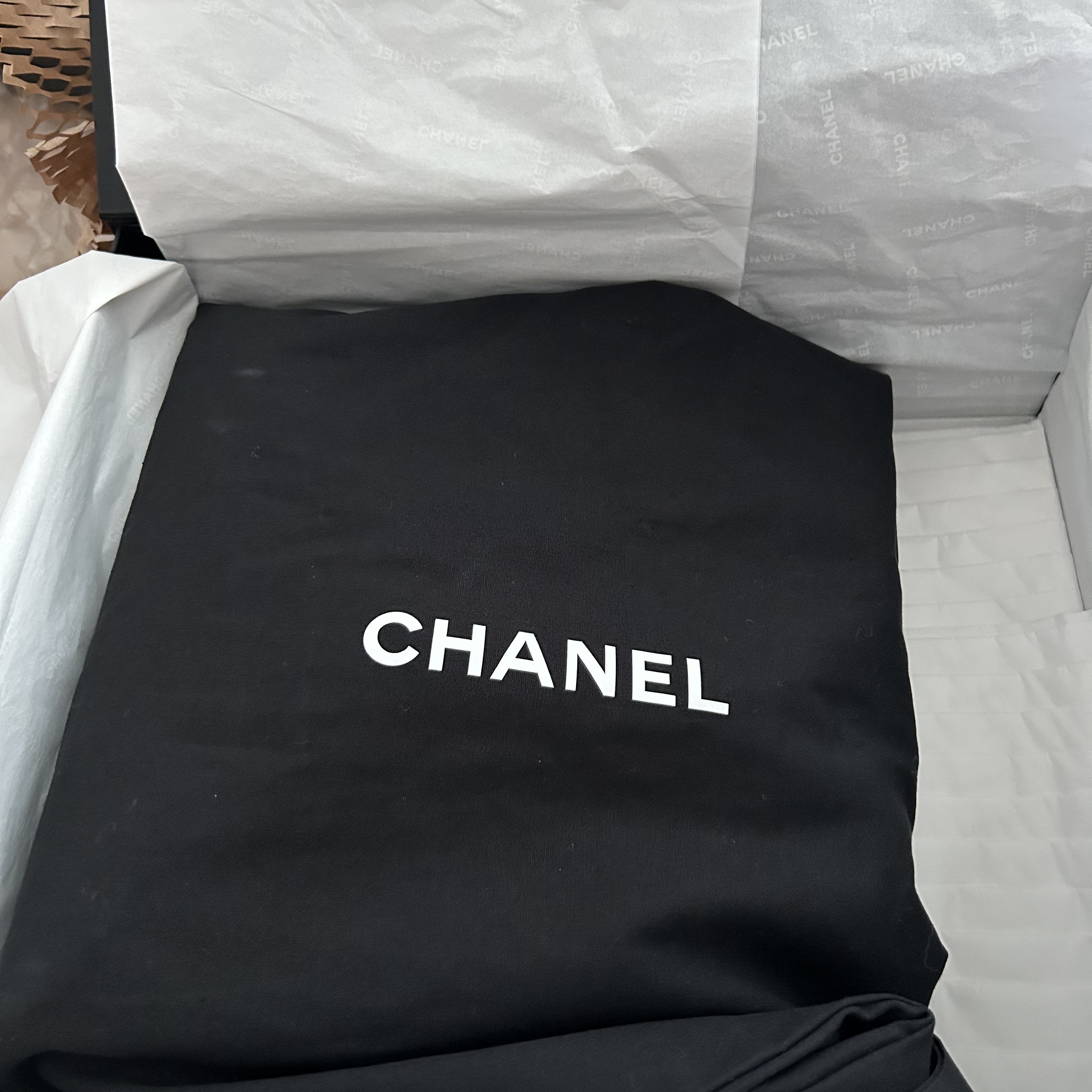 Chanel Small Gabrielle Backpack Aged Calfskin & Gold Silver Black 착용 스타일 - 2