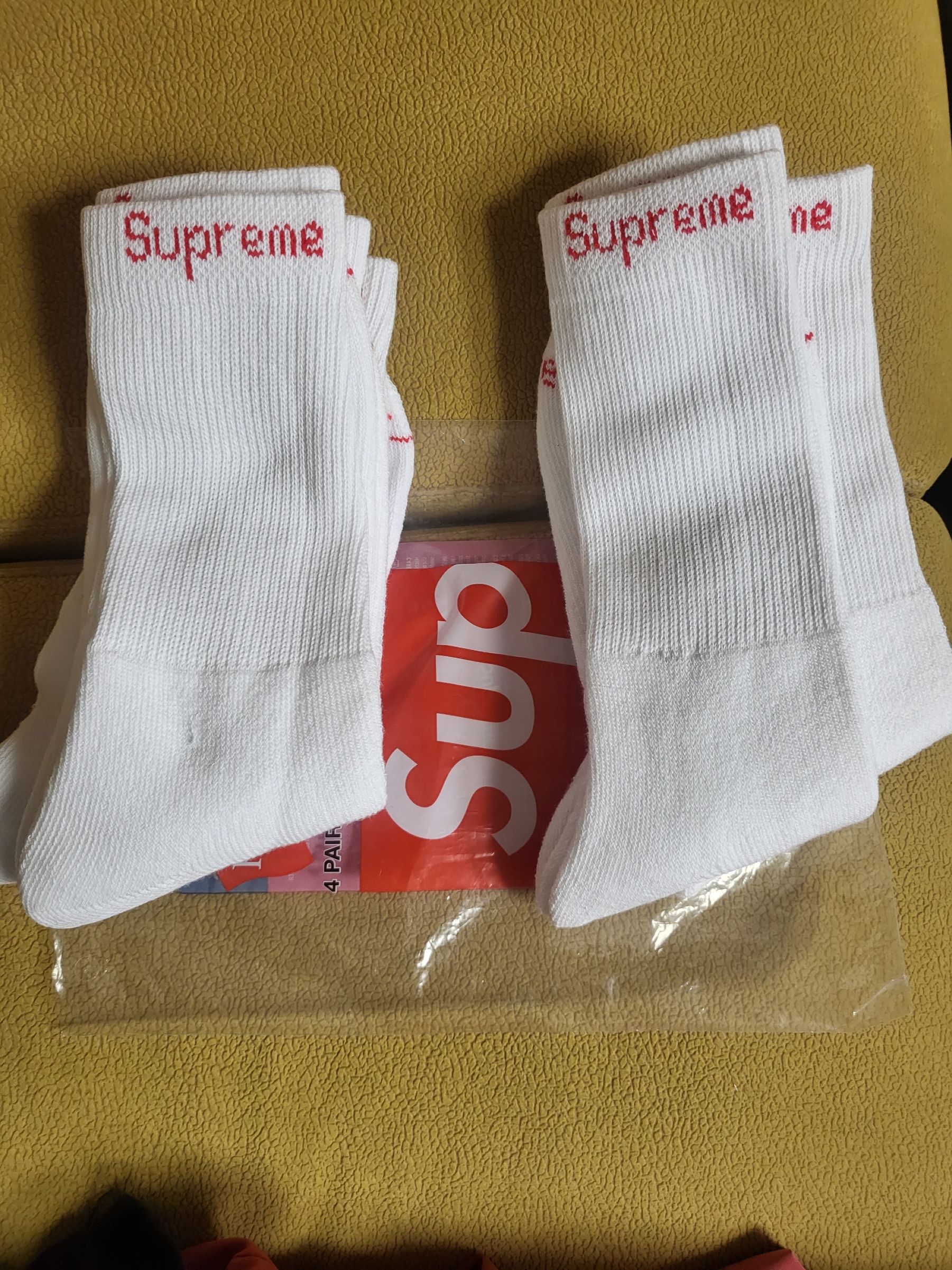 Supreme Hanes Crew Socks White (4 Pack) 착용 스타일