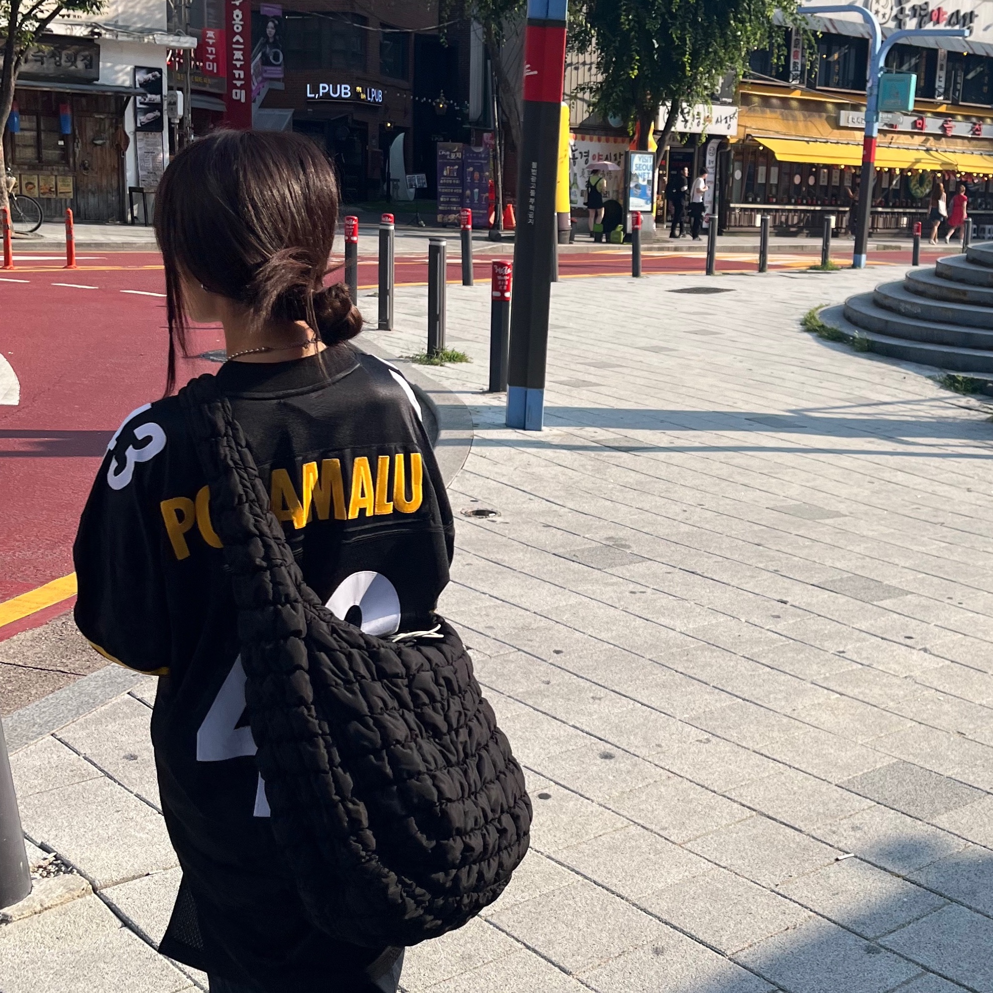 COS Quilted Oversized Shoulder Bag Black 착용 스타일
