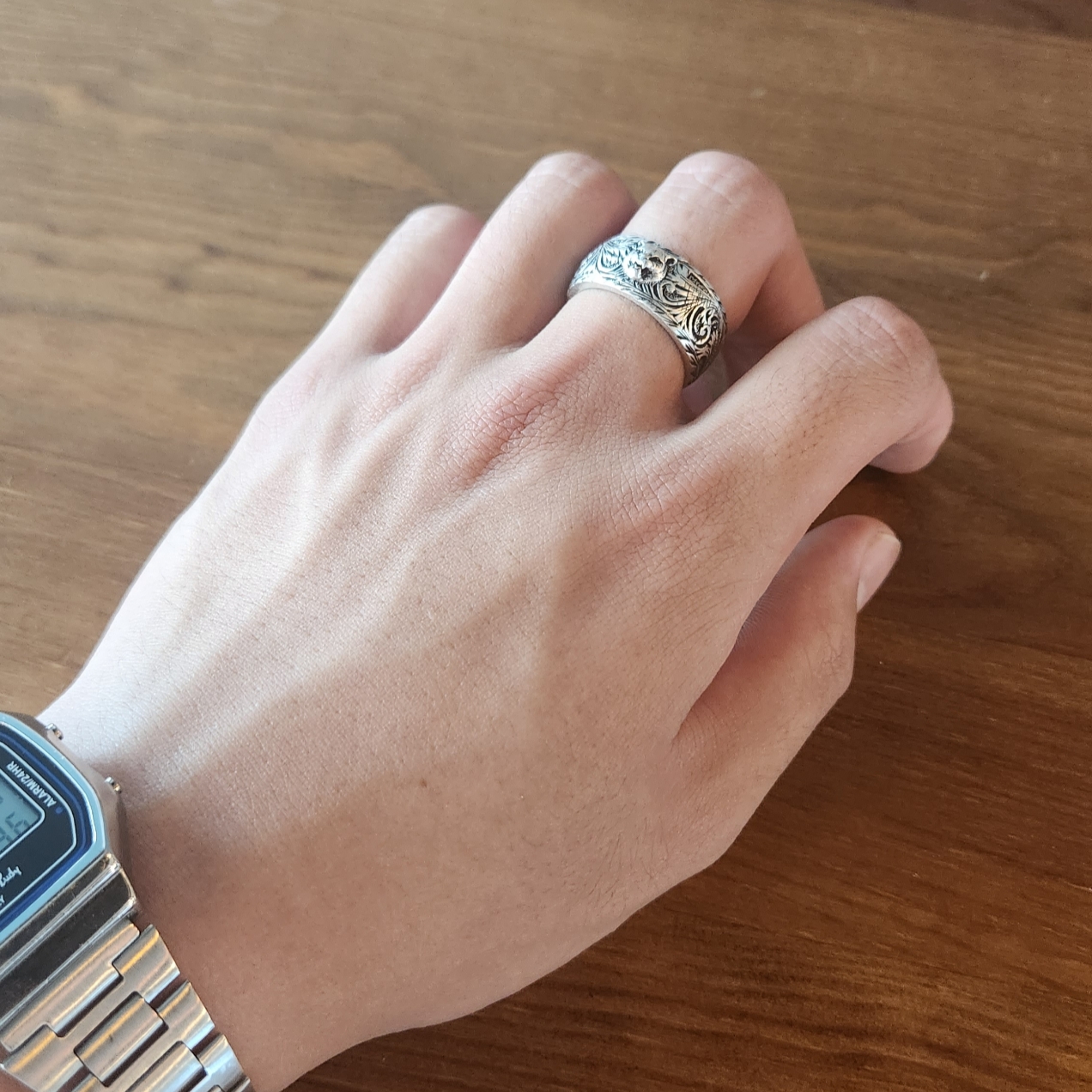 Gucci Thin Silver Ring With Feline Head Silver Aged Dark Finish 착용 스타일 - 3