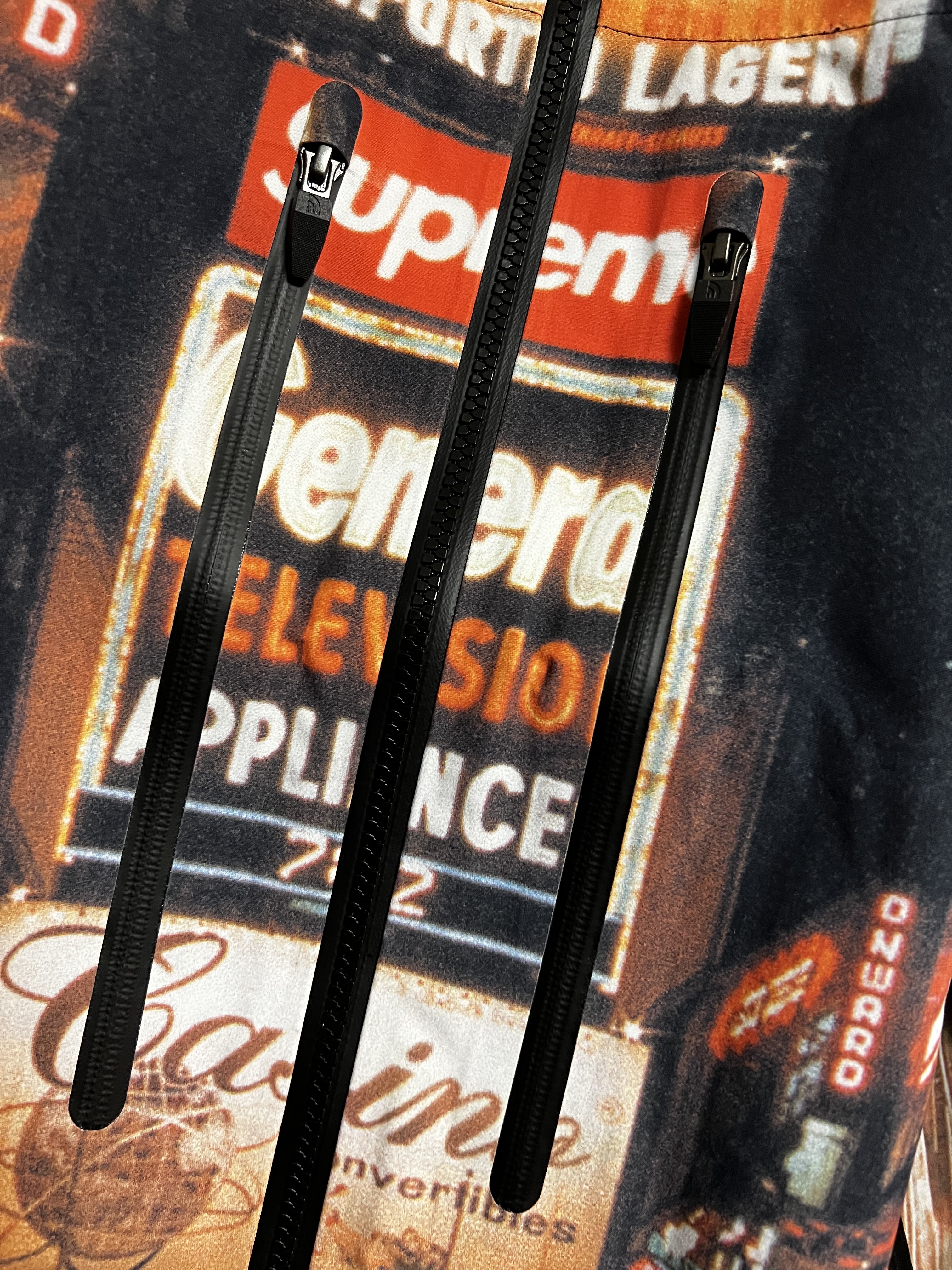Supreme x The North Face Taped Seam Shell Jacket Times Square - 22FW 착용 스타일