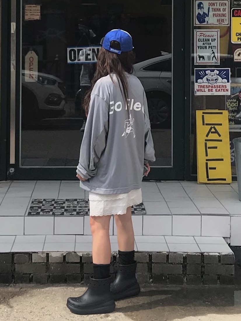 Stussy Souvenir Low Pro Strapback Cap Blue, Crocs Classic Crush Boot Black 착용 스타일 - 1