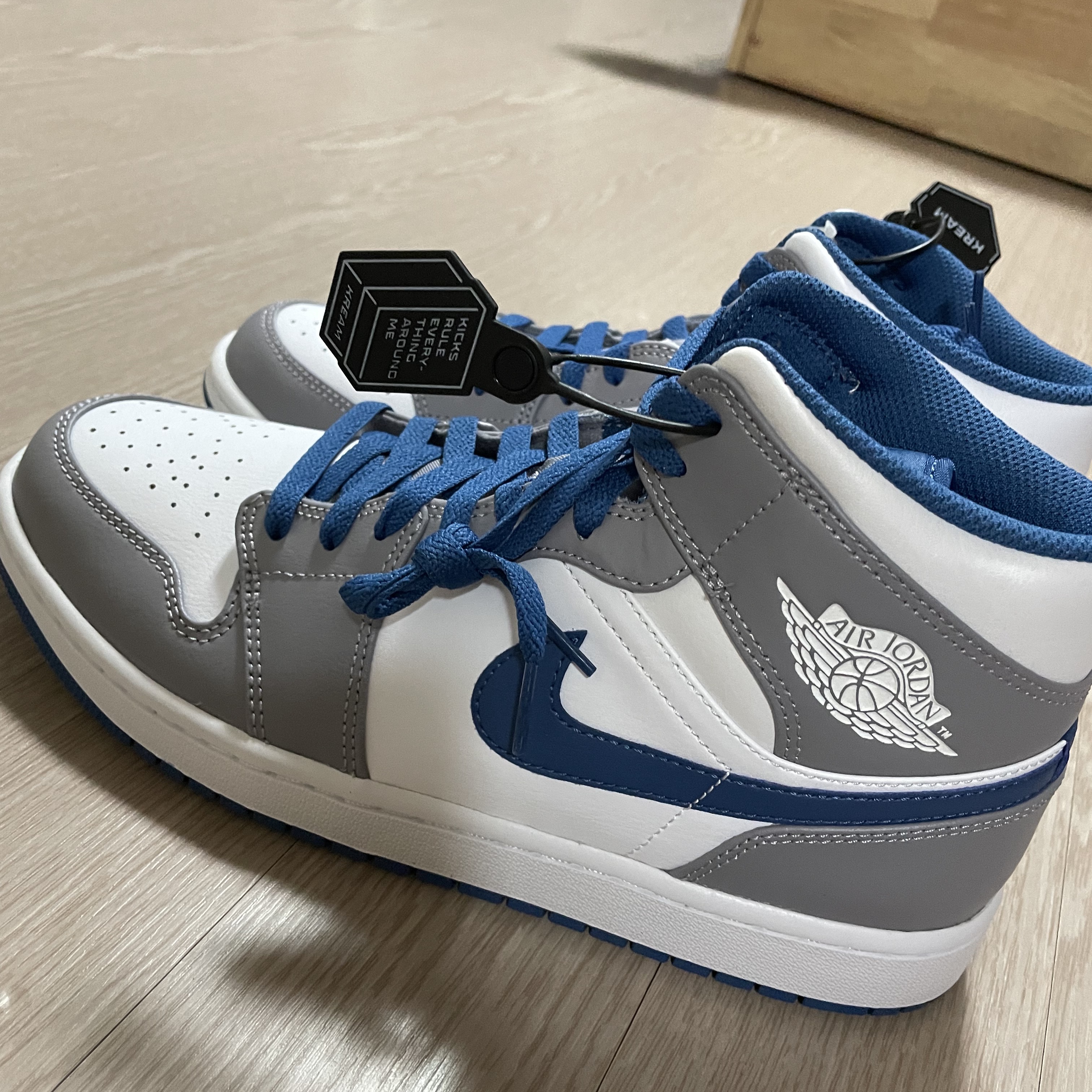 Jordan 1 Mid Cement Grey True Blue 착용 스타일