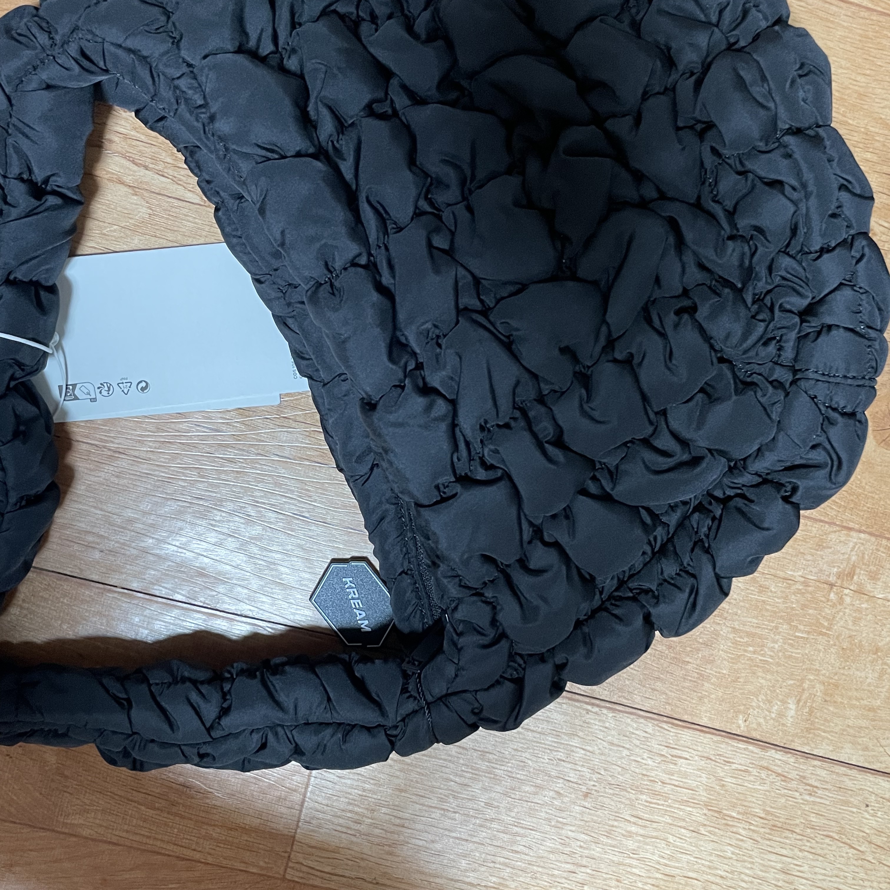 COS Quilted Mini Bag Black 착용 스타일