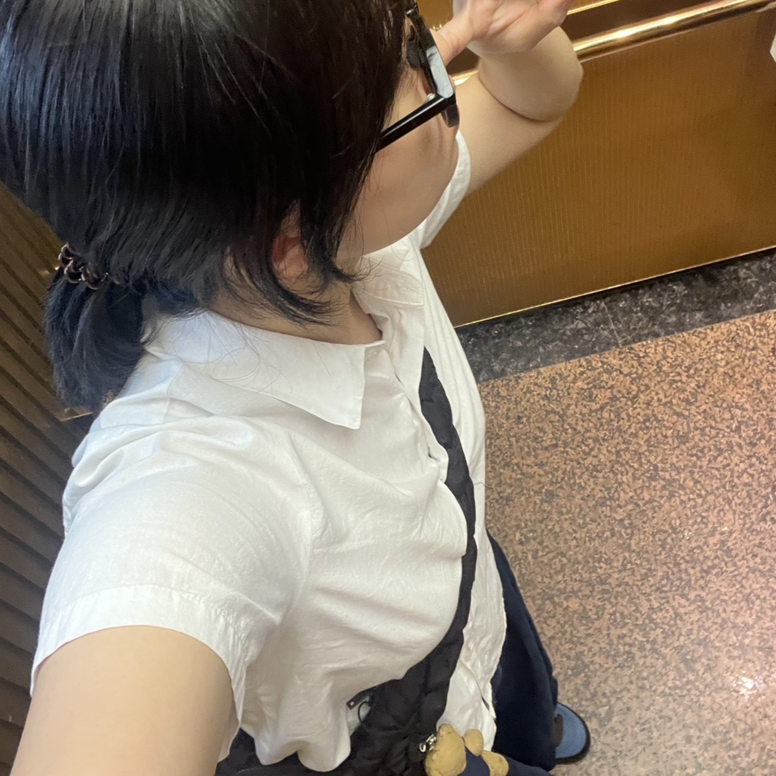 Zara x Ader Error Wide Leg Jeans Blue, COS Quilted Oversized Shoulder Bag Brown 착용 스타일 - 2