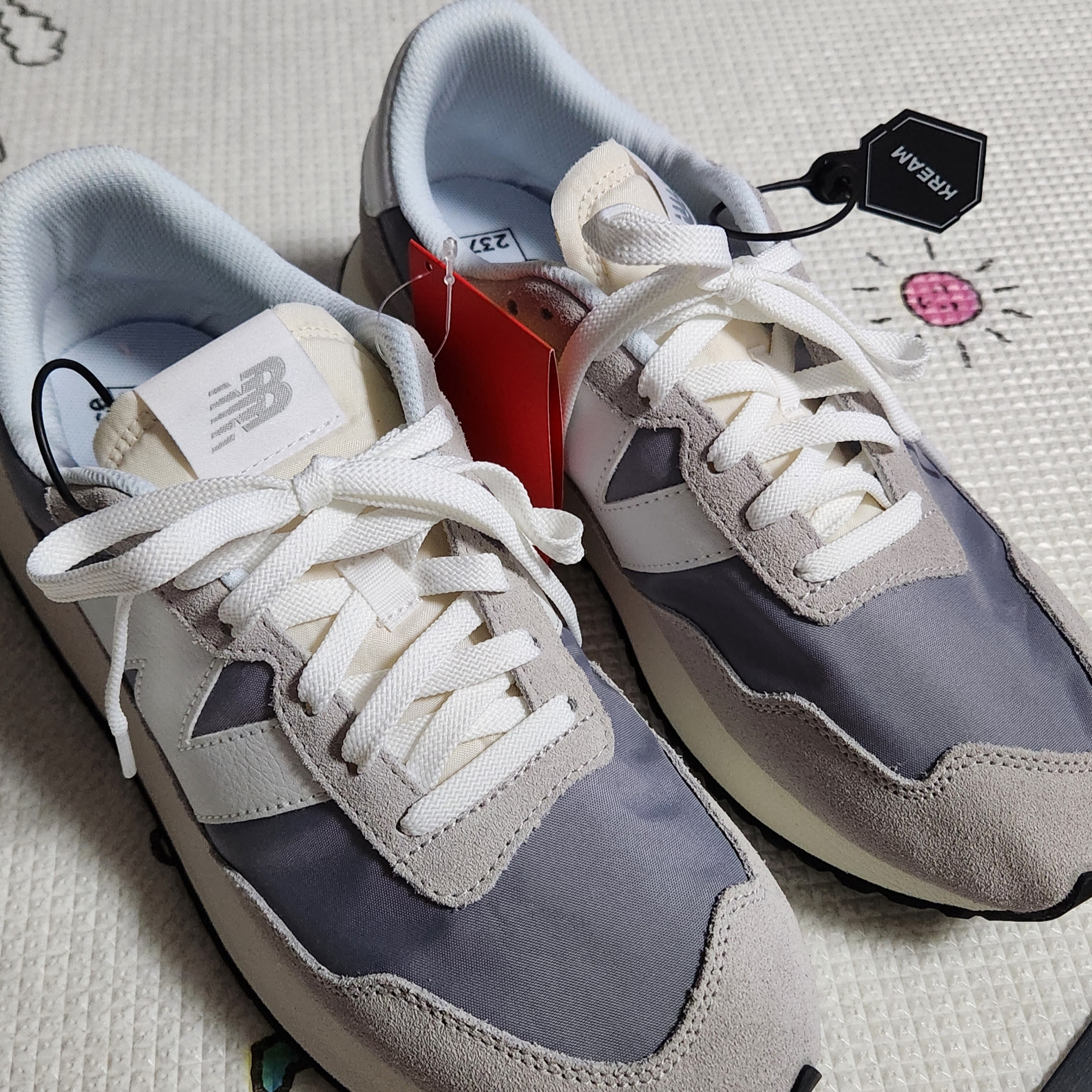New Balance 237 Modern Sense Pack Grey 착용 스타일 - 1
