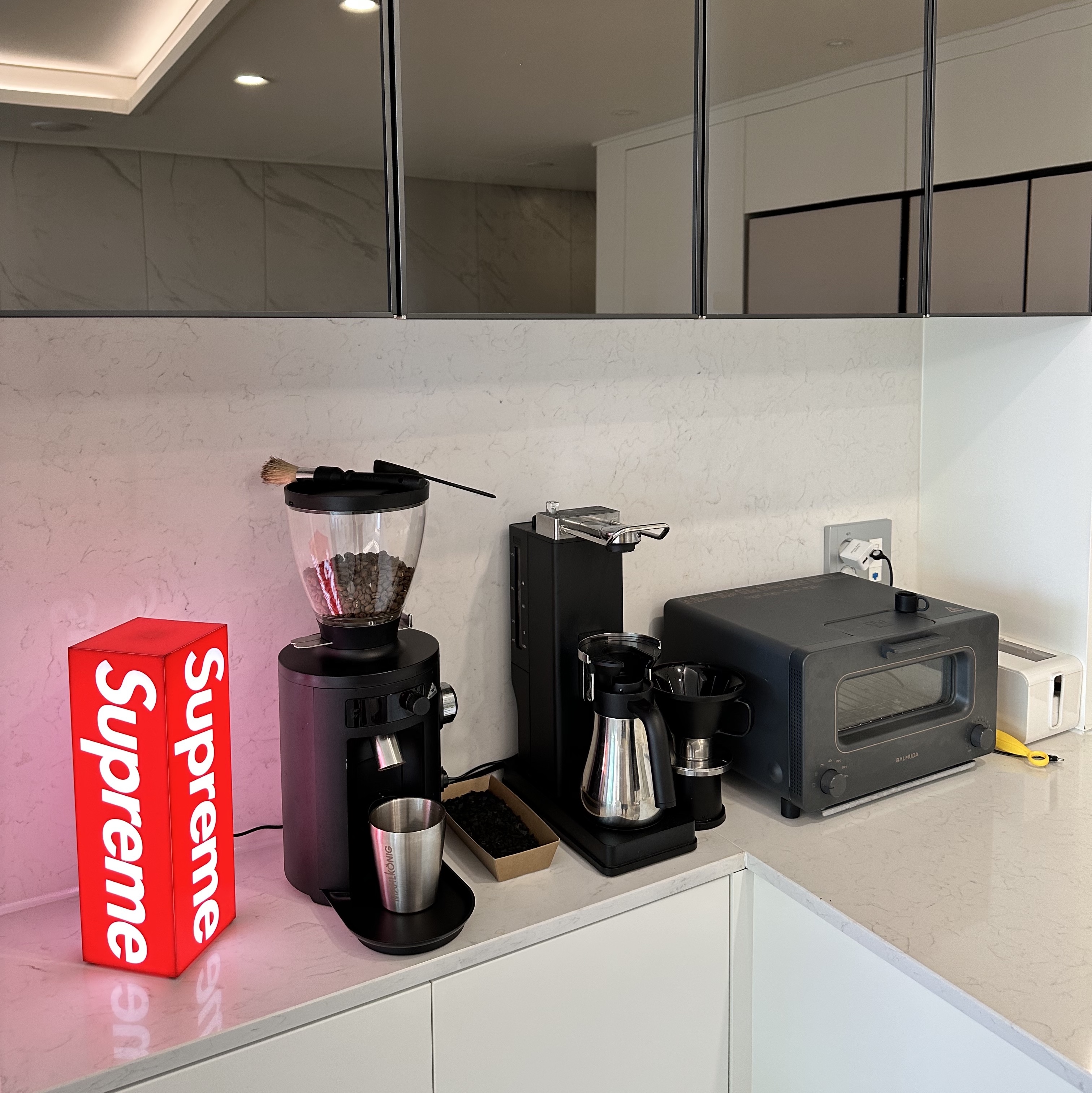 Supreme Box Logo Lamp Red (Korean Ver.) - 23FW 착용 스타일 - 1