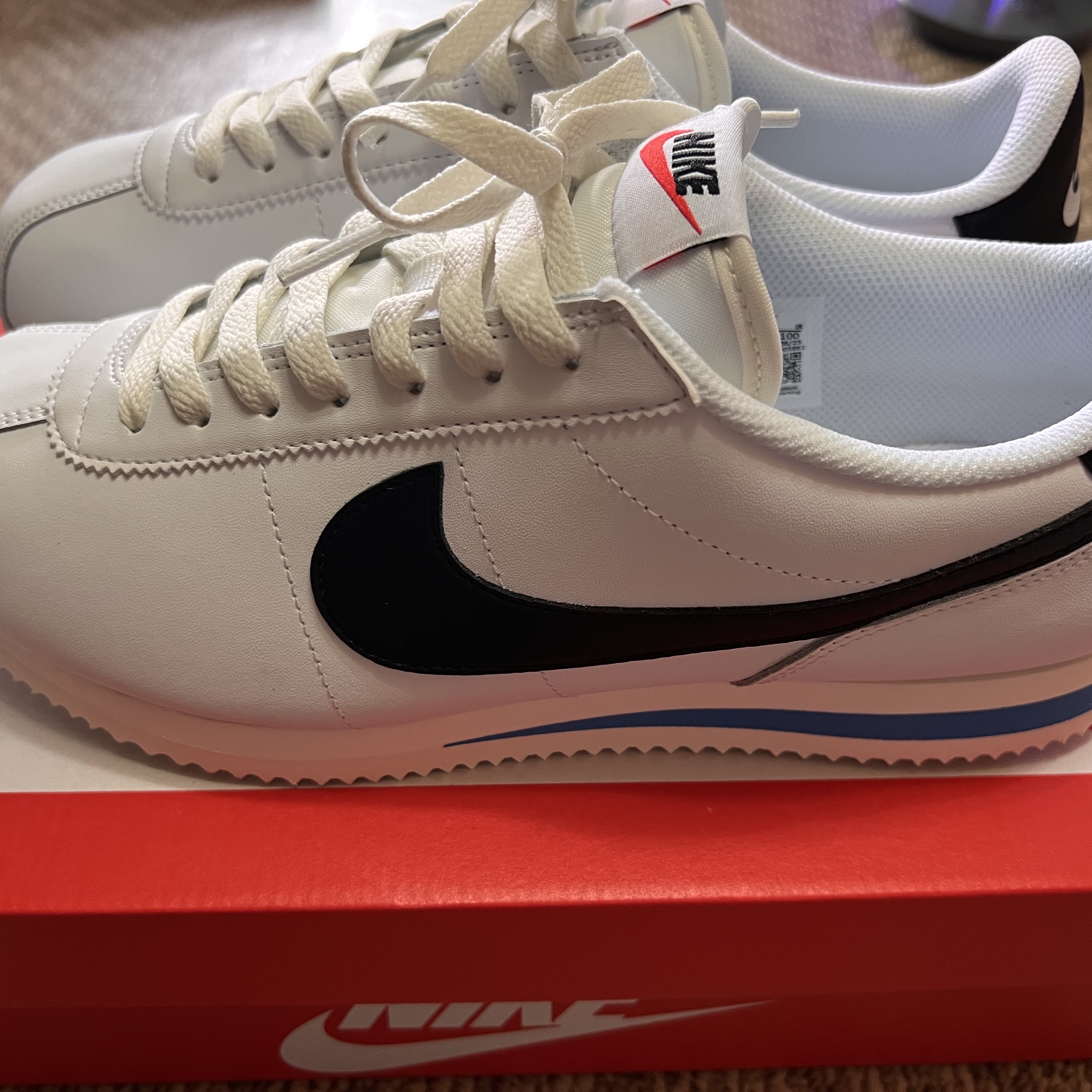 Nike Cortez White and Black 착용 스타일 - 4