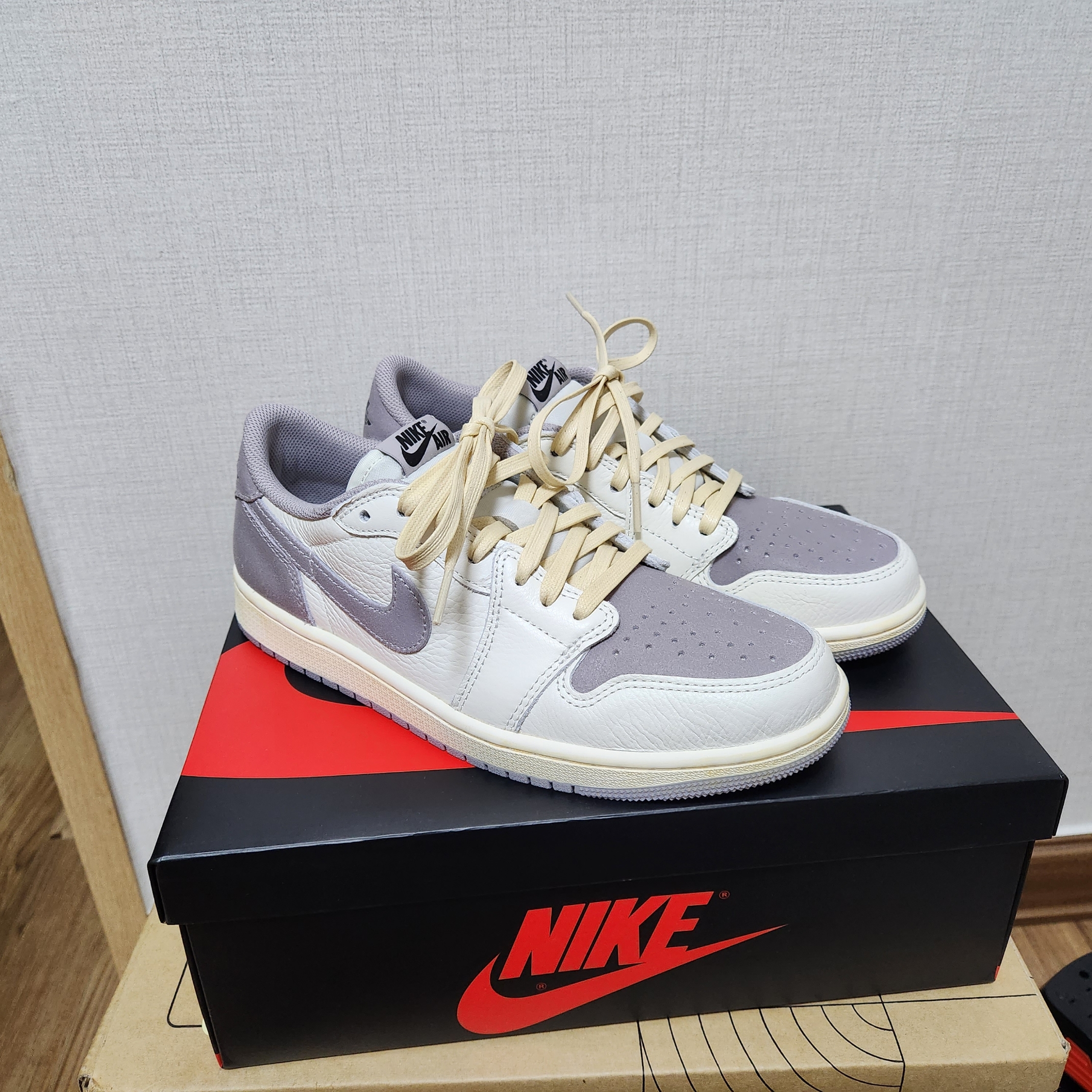 Jordan 1 x Travis Scott Retro Low OG SP Sail and Ridgerock, Jordan 1 Retro Low OG Atmosphere Grey 착용 스타일 - 2