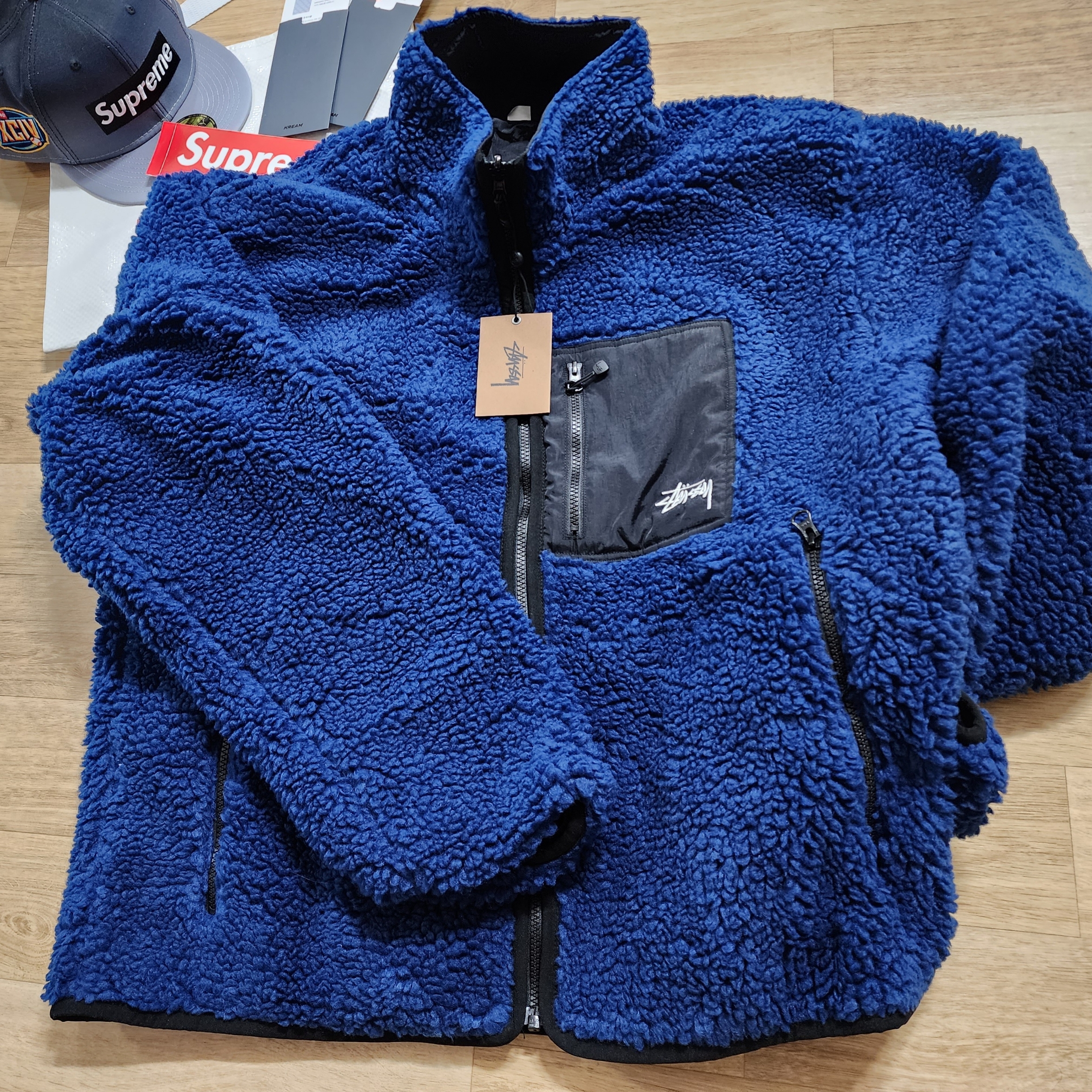 Stussy Sherpa Reversible Jacket Weathered Blue, Supreme Gradient Box Logo New Era Black - 23SS 착용 스타일