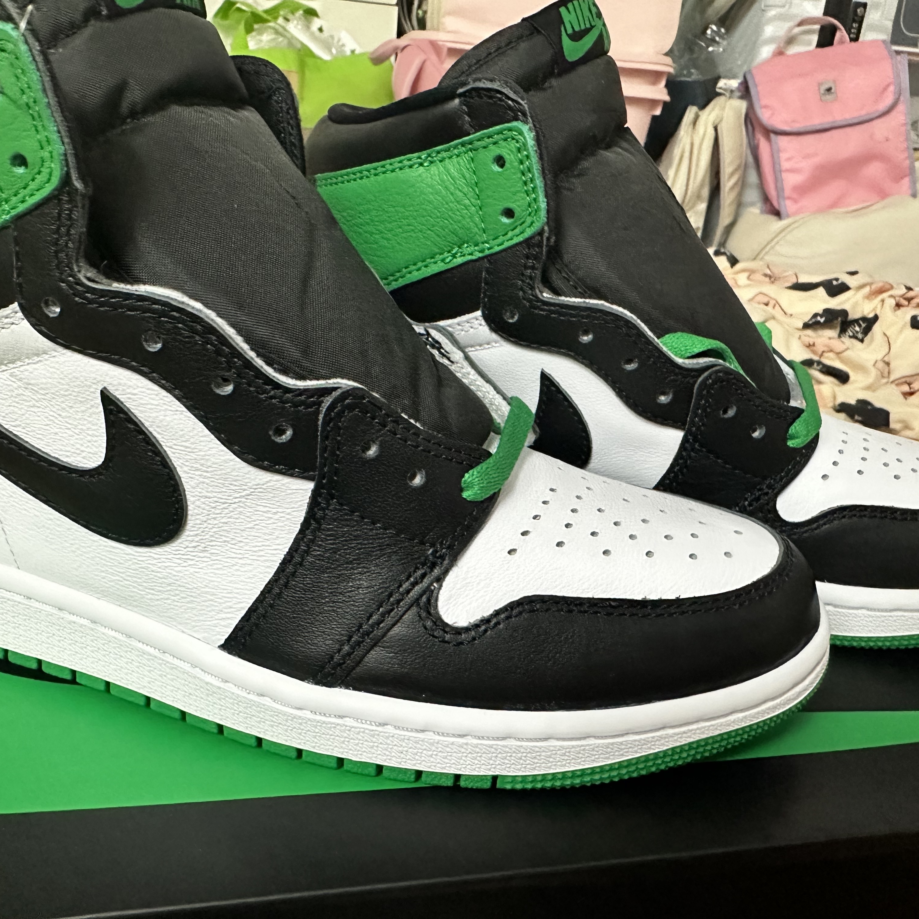 Jordan 1 Retro High OG Black and Lucky Green 착용 스타일