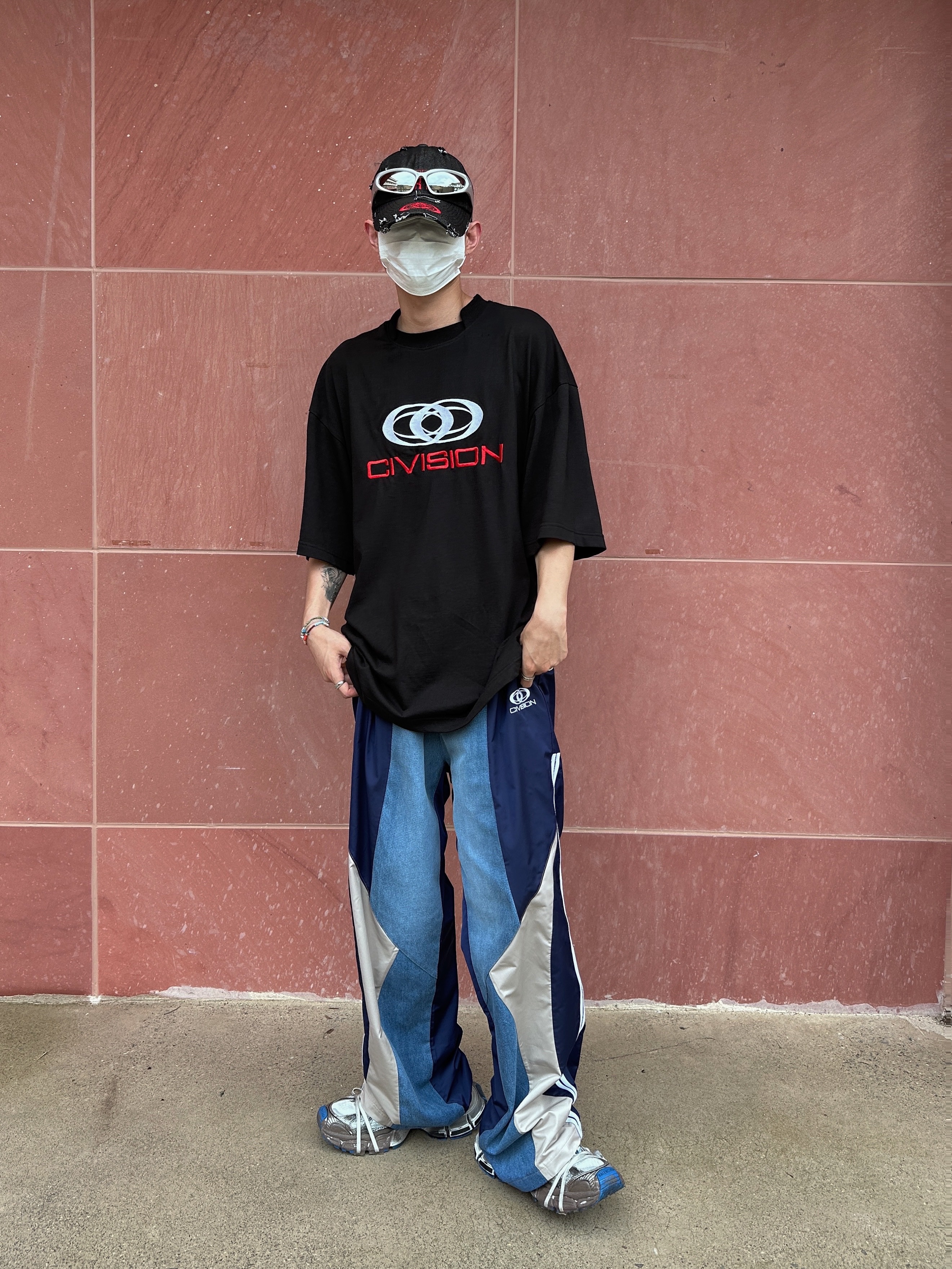 [KREAM 단독] Civision by CSC Hybrid Track Pants Navy, Civision by CSC Vision Logo T-Shirt Black 착용 스타일 - 3