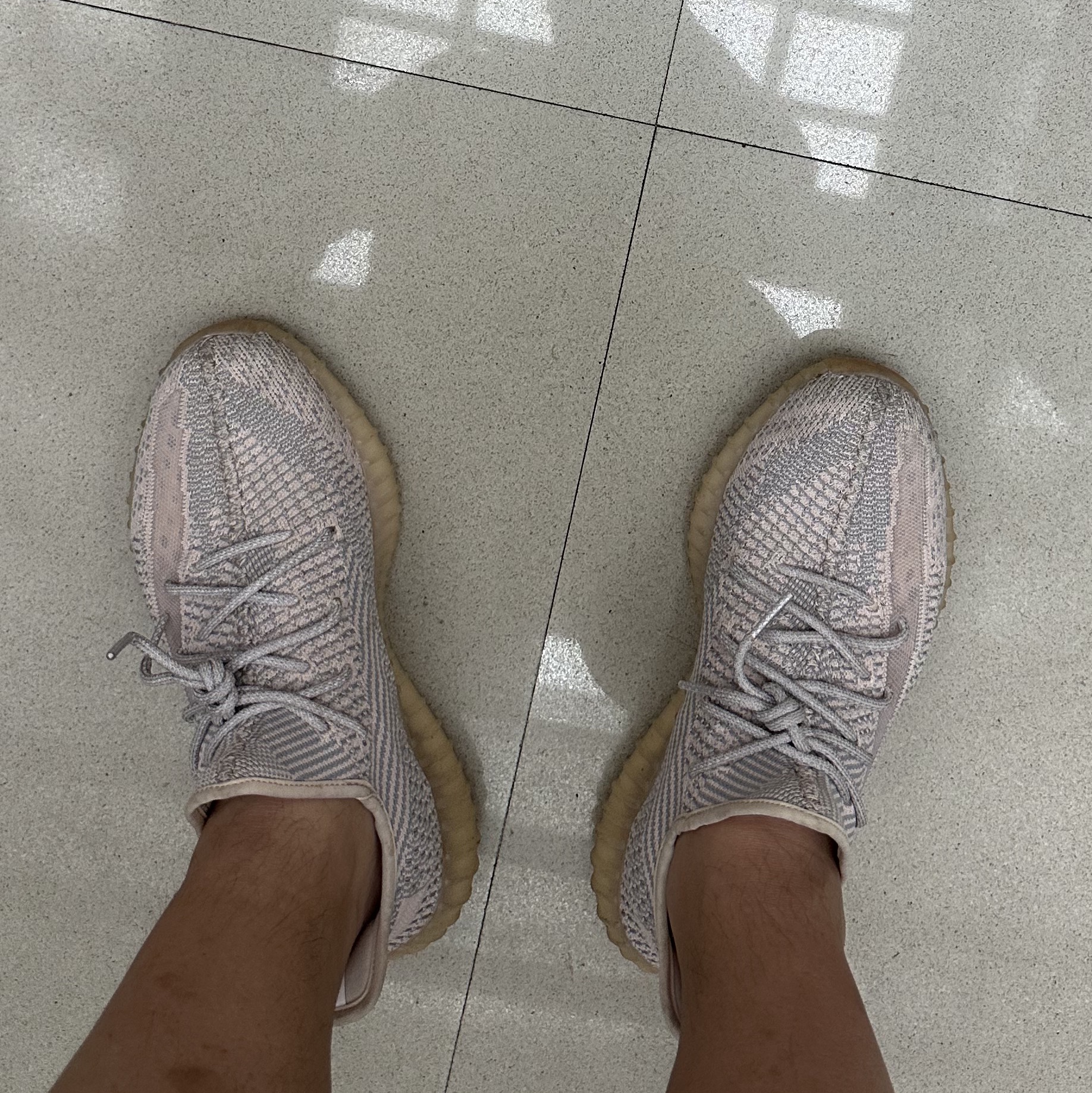 Adidas Yeezy Boost 350 V2 Synth - Non-Reflective 착용 스타일